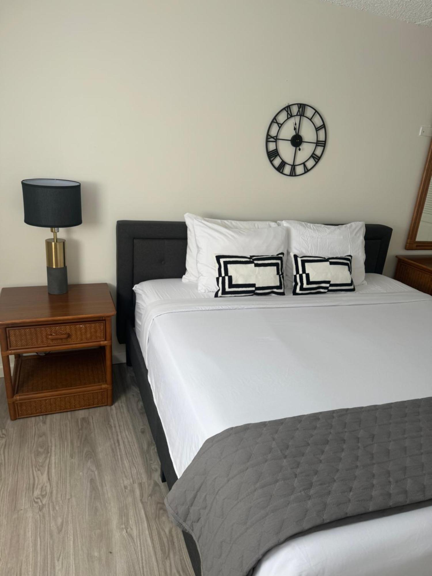 Apartment 1508- Heart Of Waikiki With Kitchen-free Parking-king Bed-corner Unit