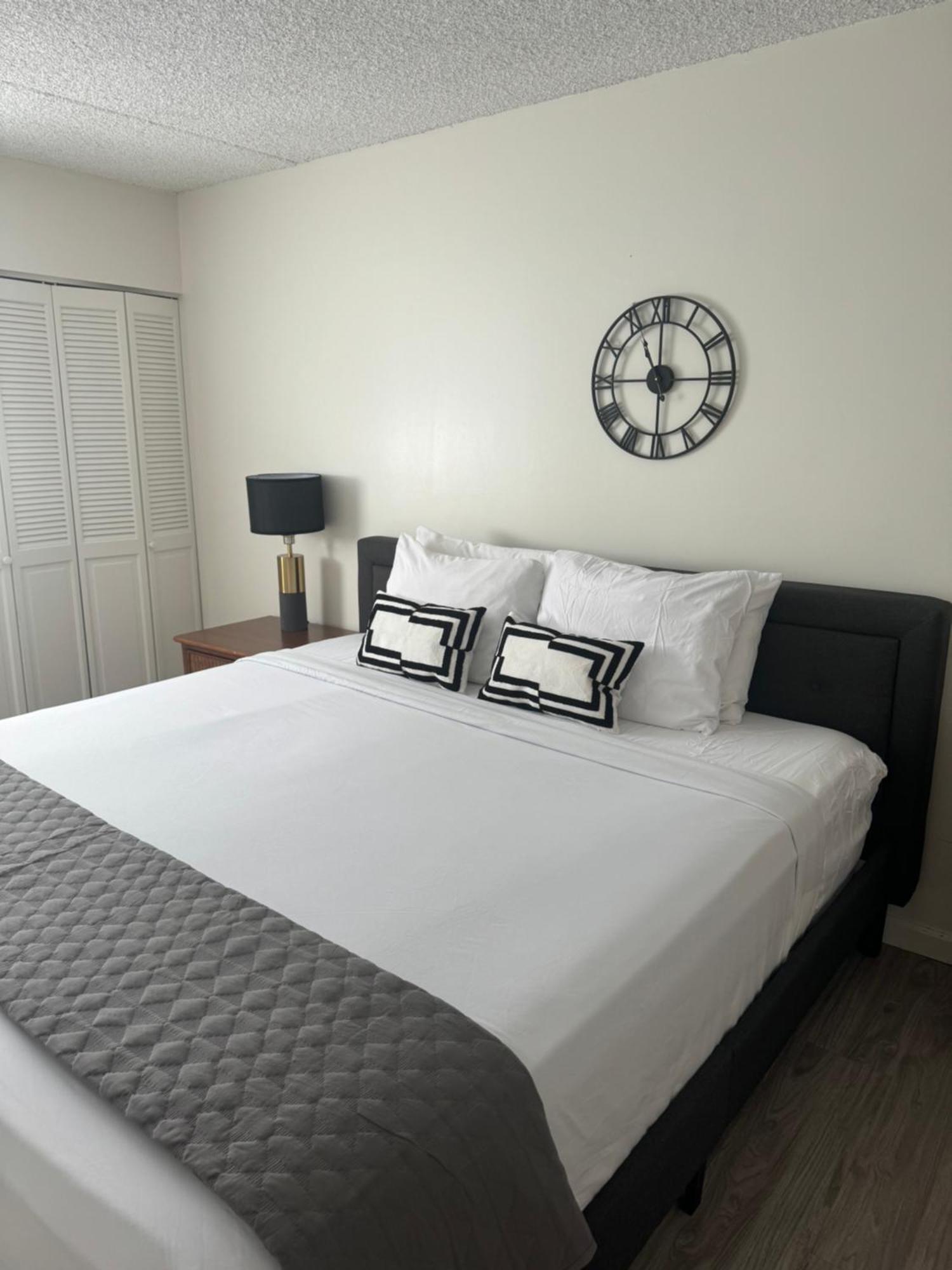 Apartment 1508- Heart Of Waikiki With Kitchen-free Parking-king Bed-corner Unit *