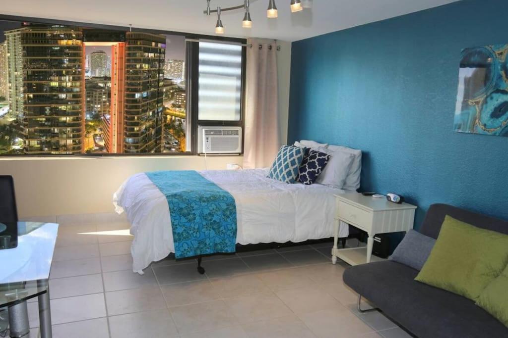 Apartment 30th Fl King Bed View