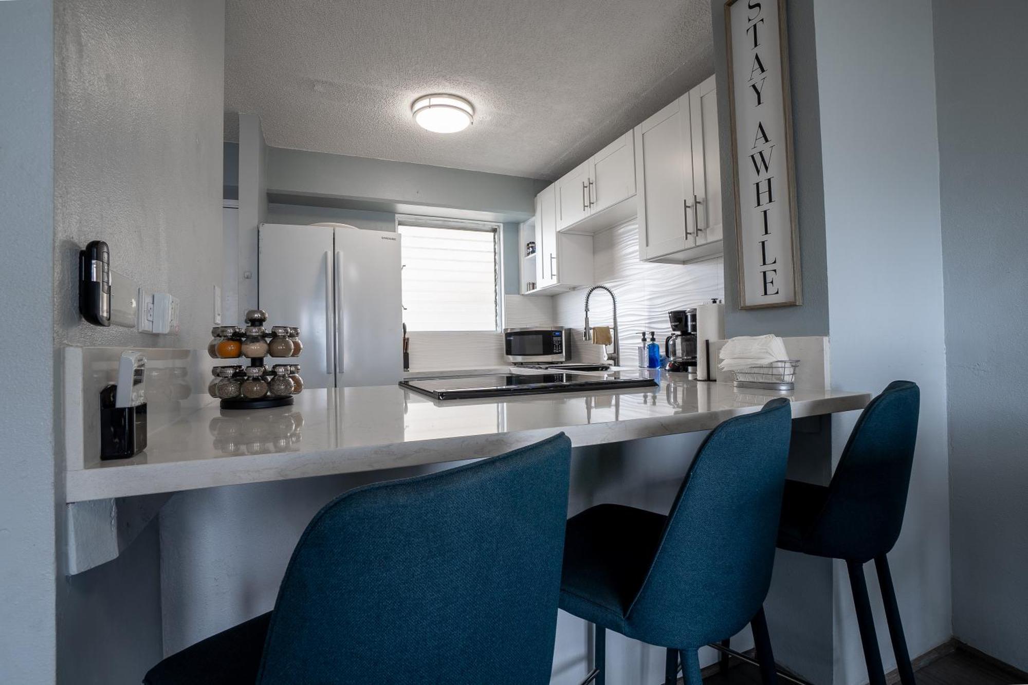Apartment 2 Bedroom Waikiki Sleeps 6 Free Parking Honolulu