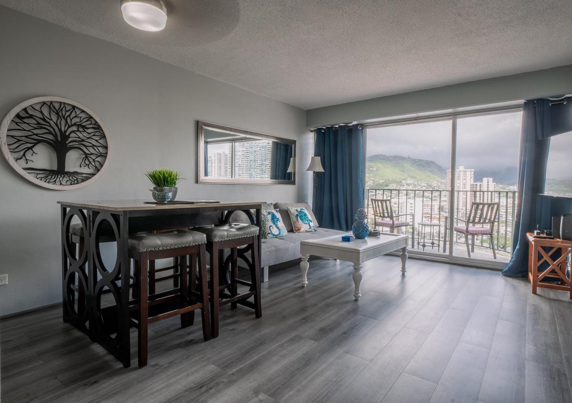 2 Bedroom Waikiki Sleeps 6 Free Parking Apartment *