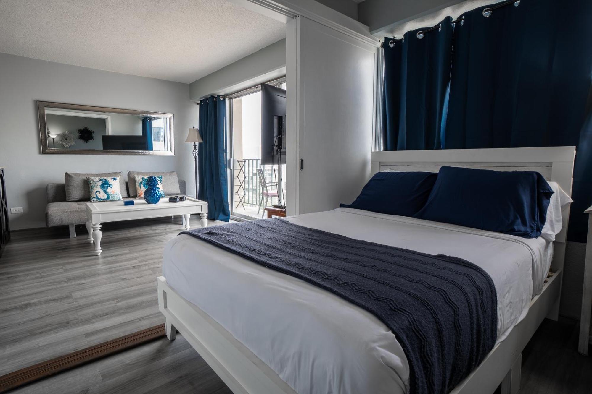 Apartment 2 Bedroom Waikiki Sleeps 6 Free Parking
