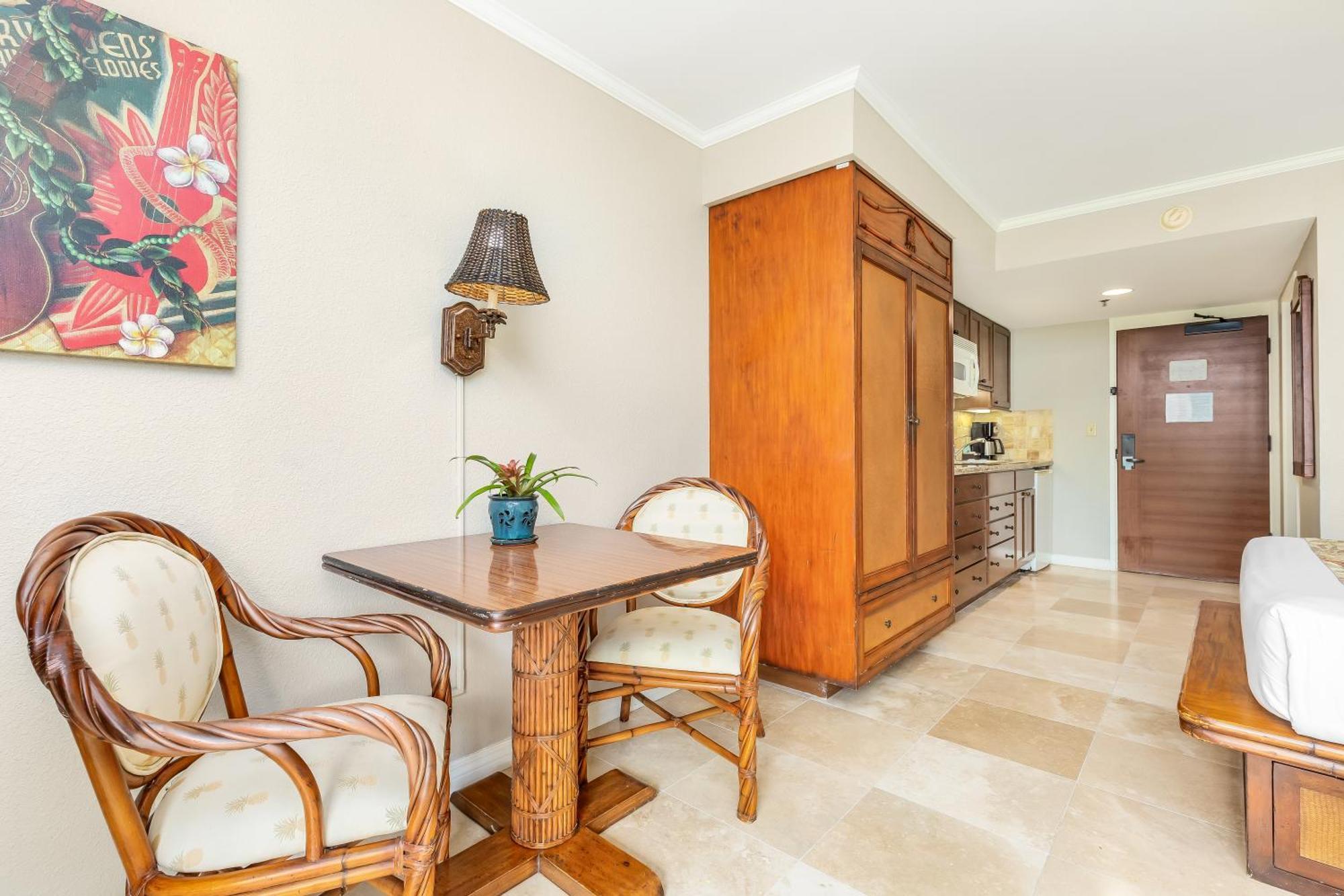Luana Waikiki & Hotel 4*
