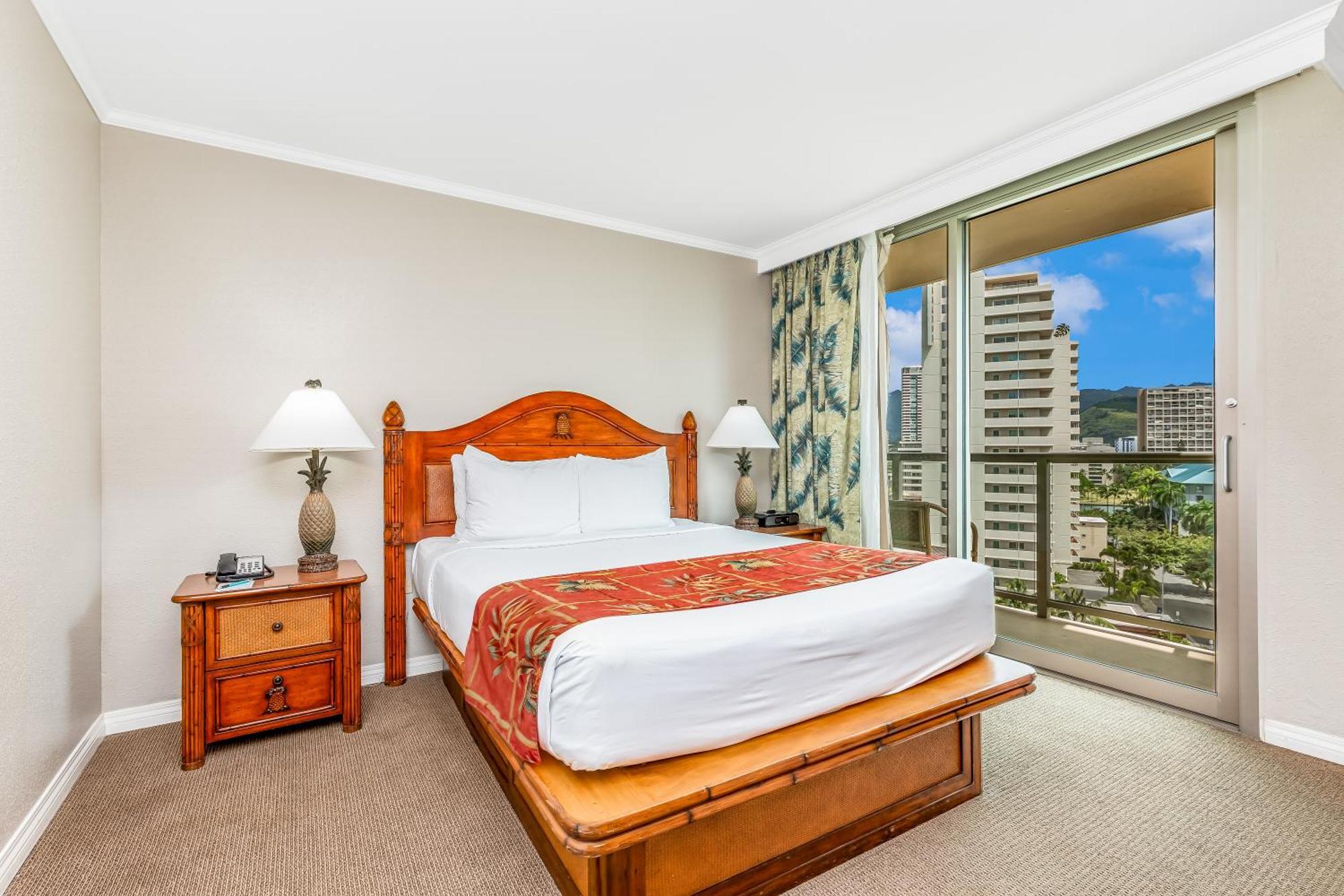 Luana Waikiki & Hotel 4*