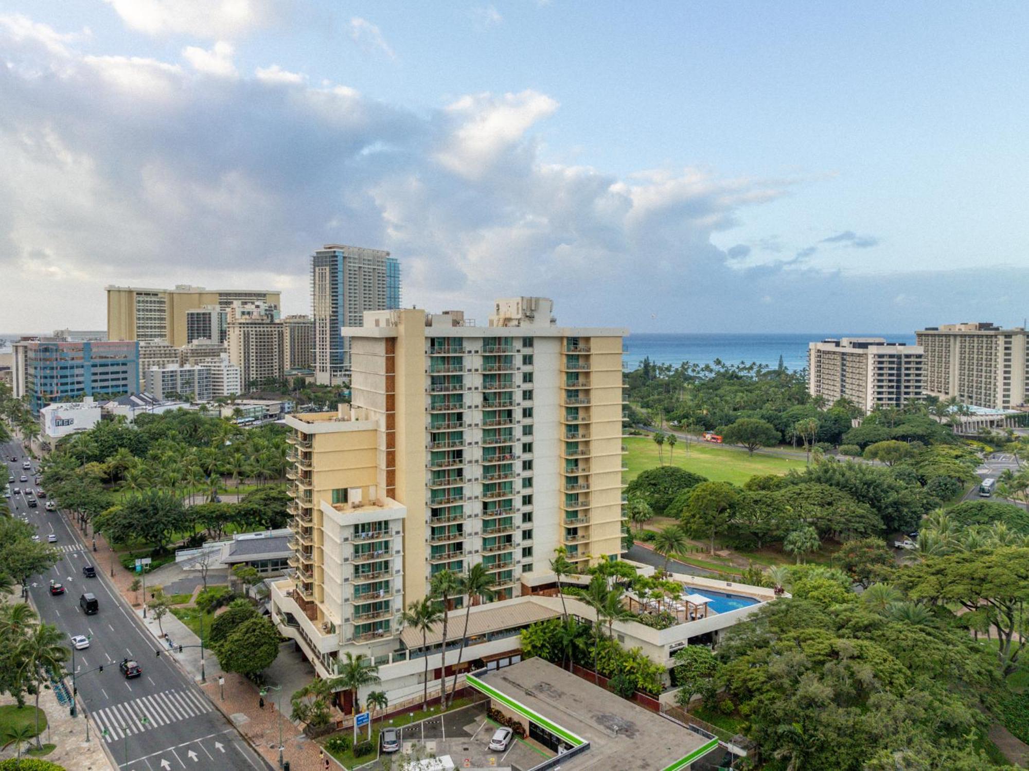 Luana Waikiki & 4*