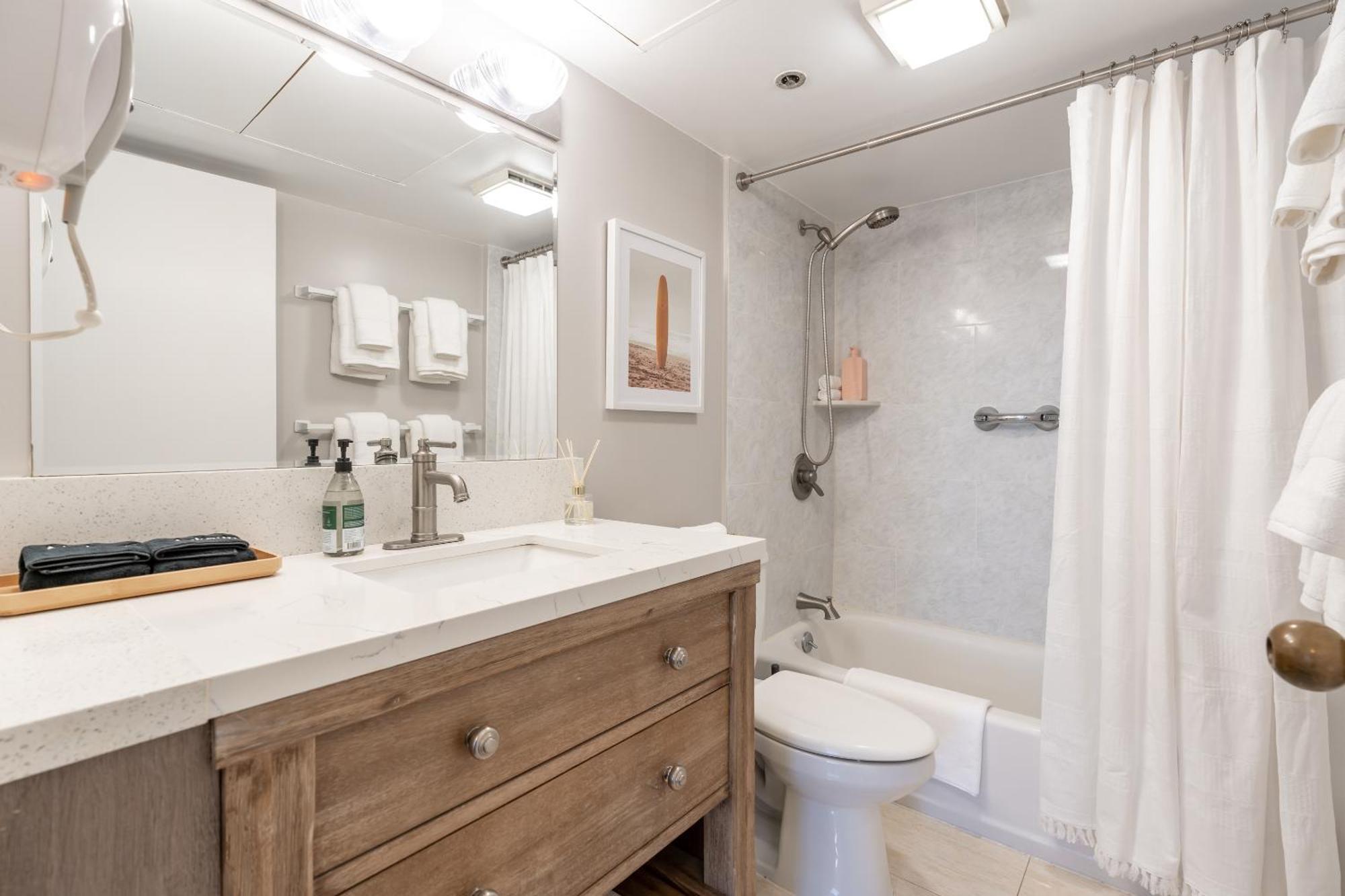 Apartment Downtown Skyview - 1bed&den- Free Parking *