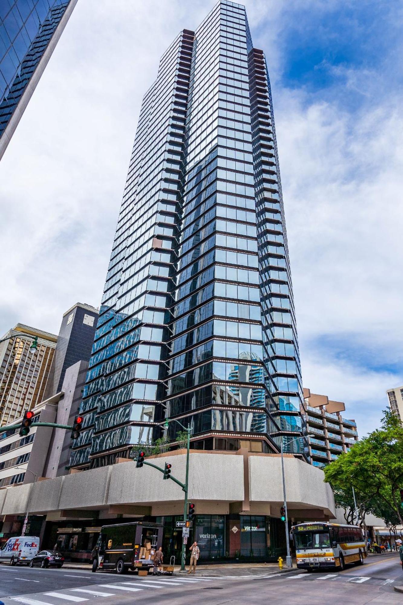 Apartment Downtown Skyview - 1bed&den- Free Parking