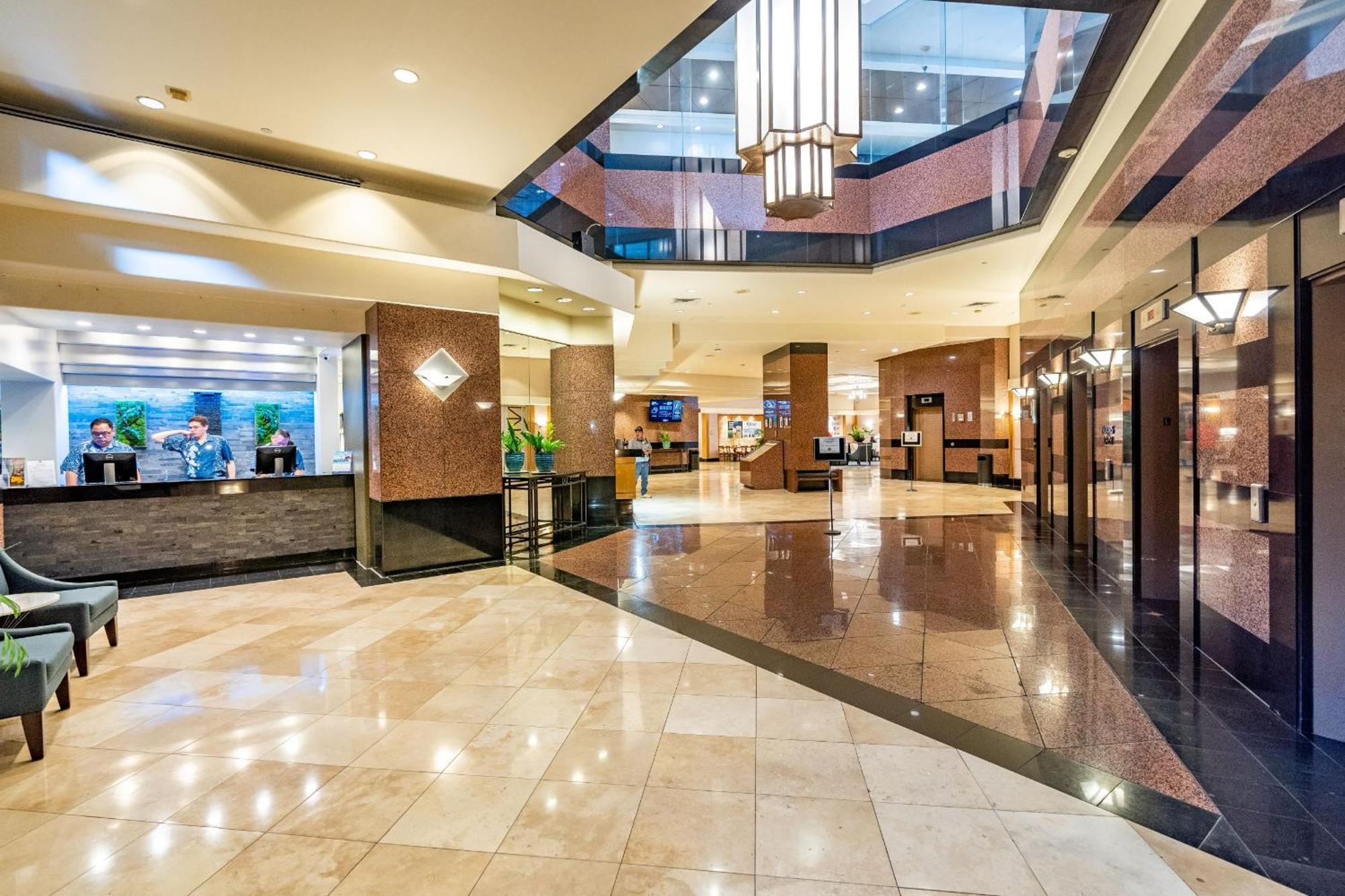 Downtown Skyview - 1bed&den- Free Parking *