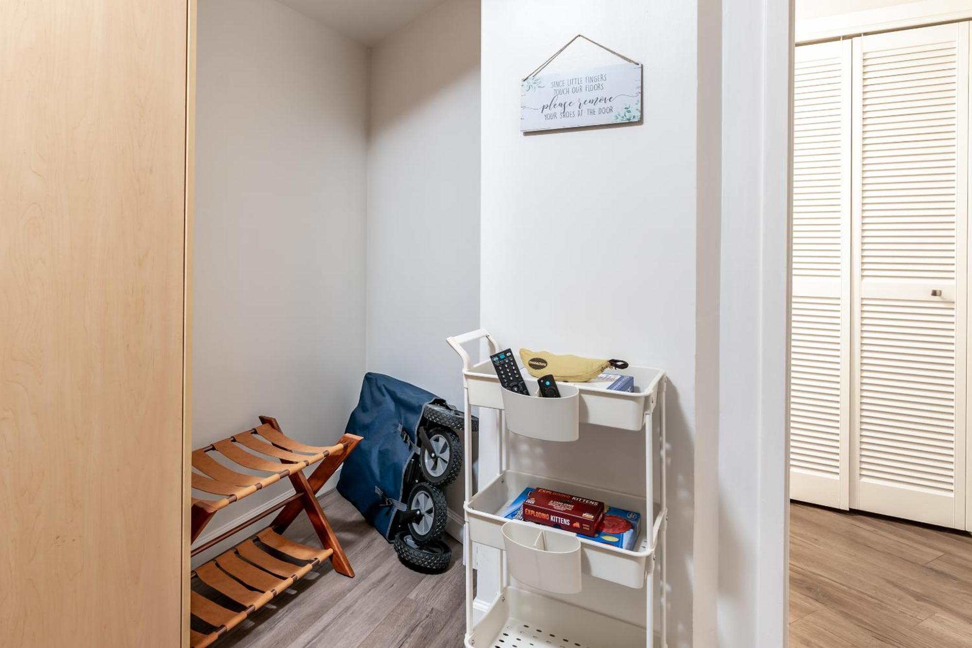 Downtown Skyview - 1bed&den- Free Parking