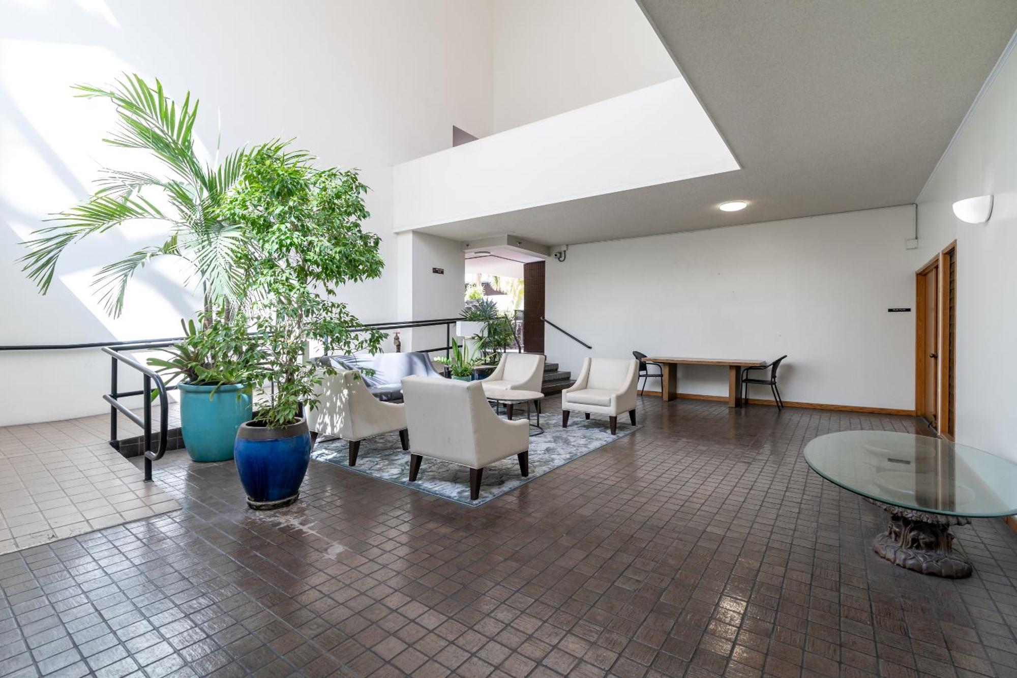 Downtown Skyview - 1bed&den- Free Parking Apartment Honolulu