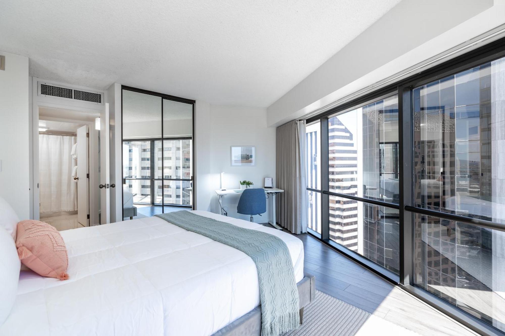 Downtown Skyview - 1bed&den- Free Parking Apartment