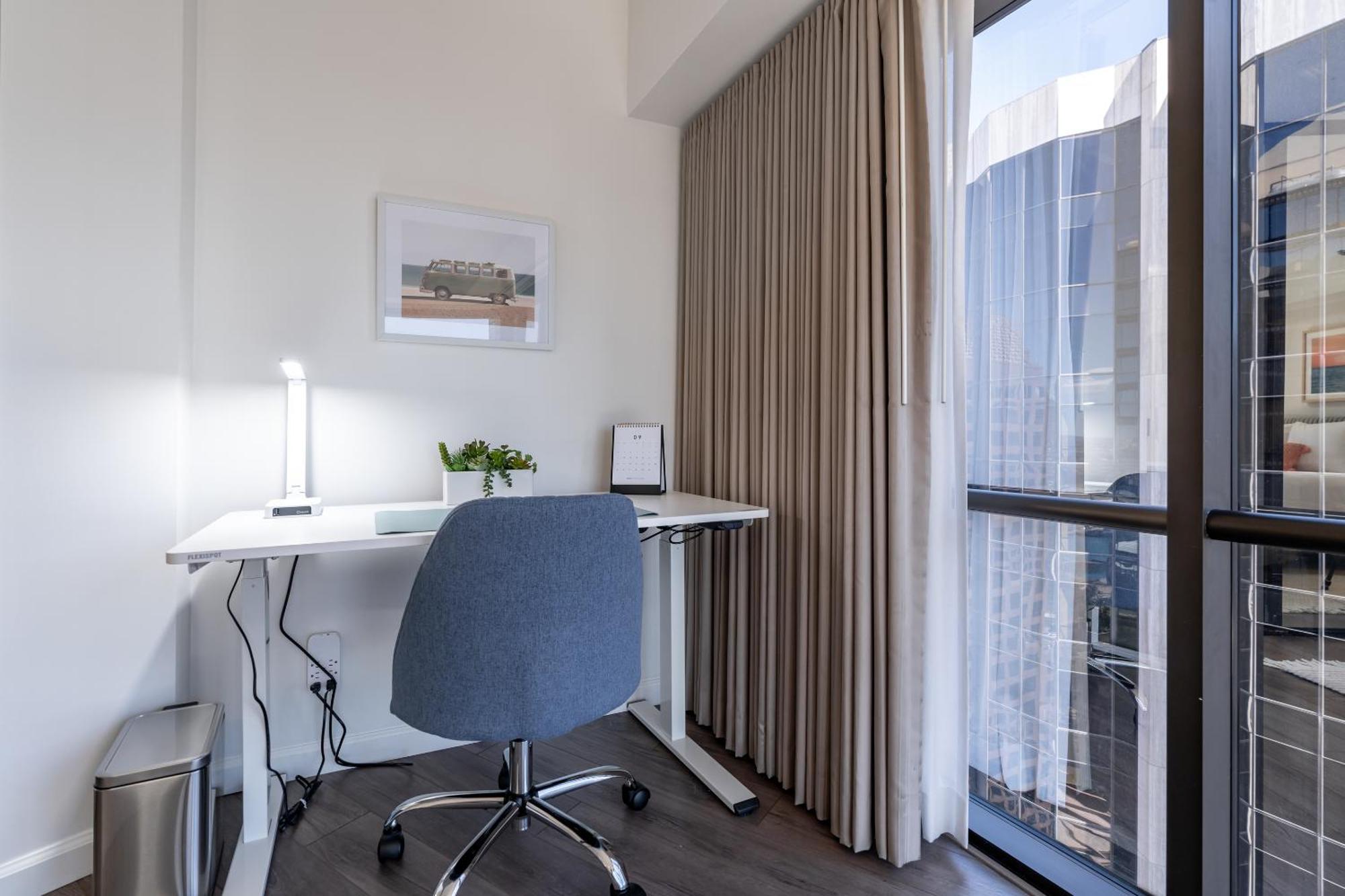 Apartment Downtown Skyview - 1bed&den- Free Parking