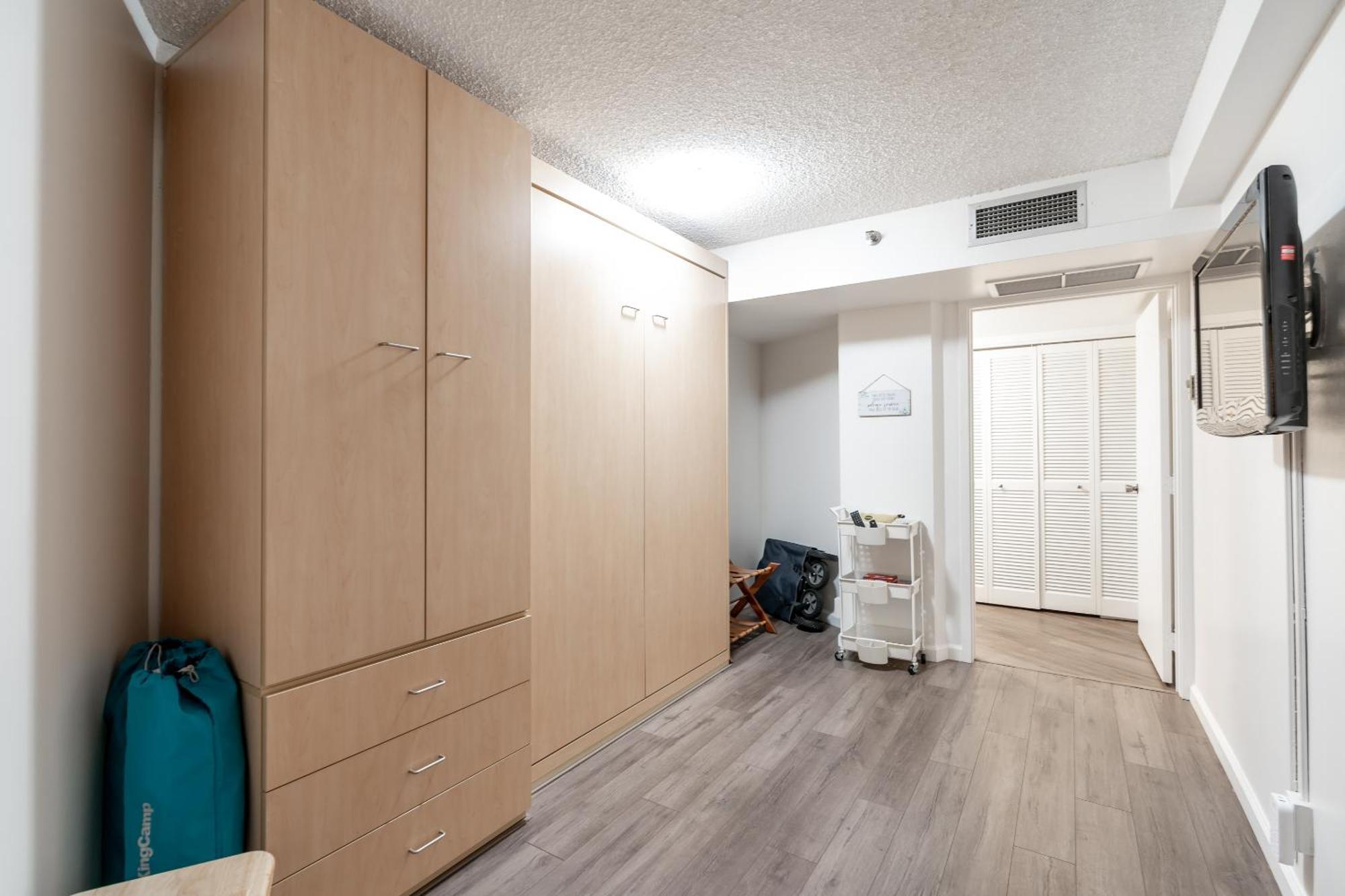 Downtown Skyview - 1bed&den- Free Parking *