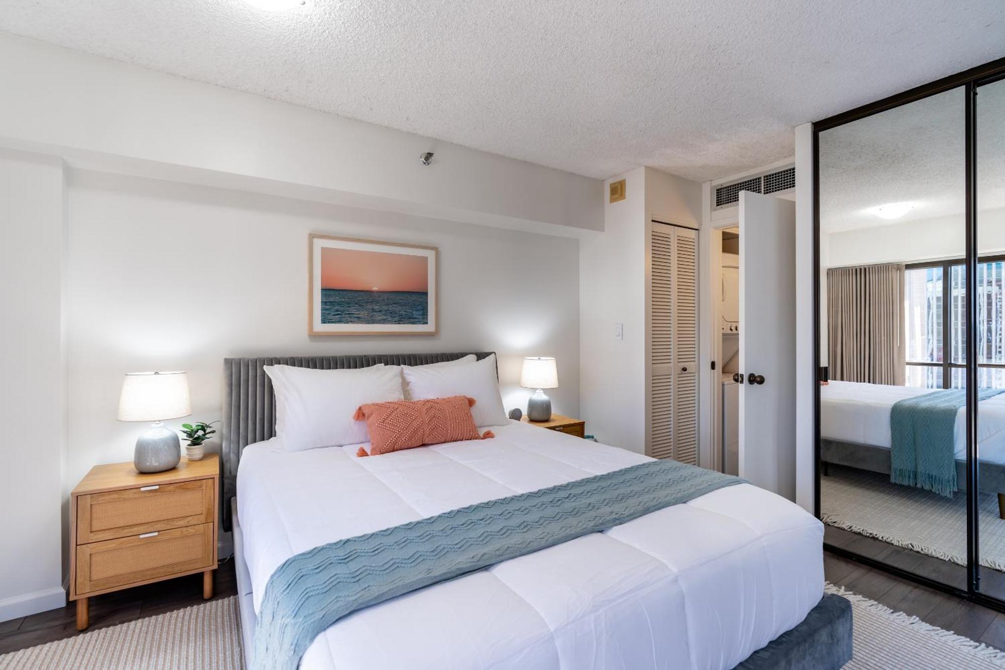 Apartment Downtown Skyview - 1bed&den- Free Parking