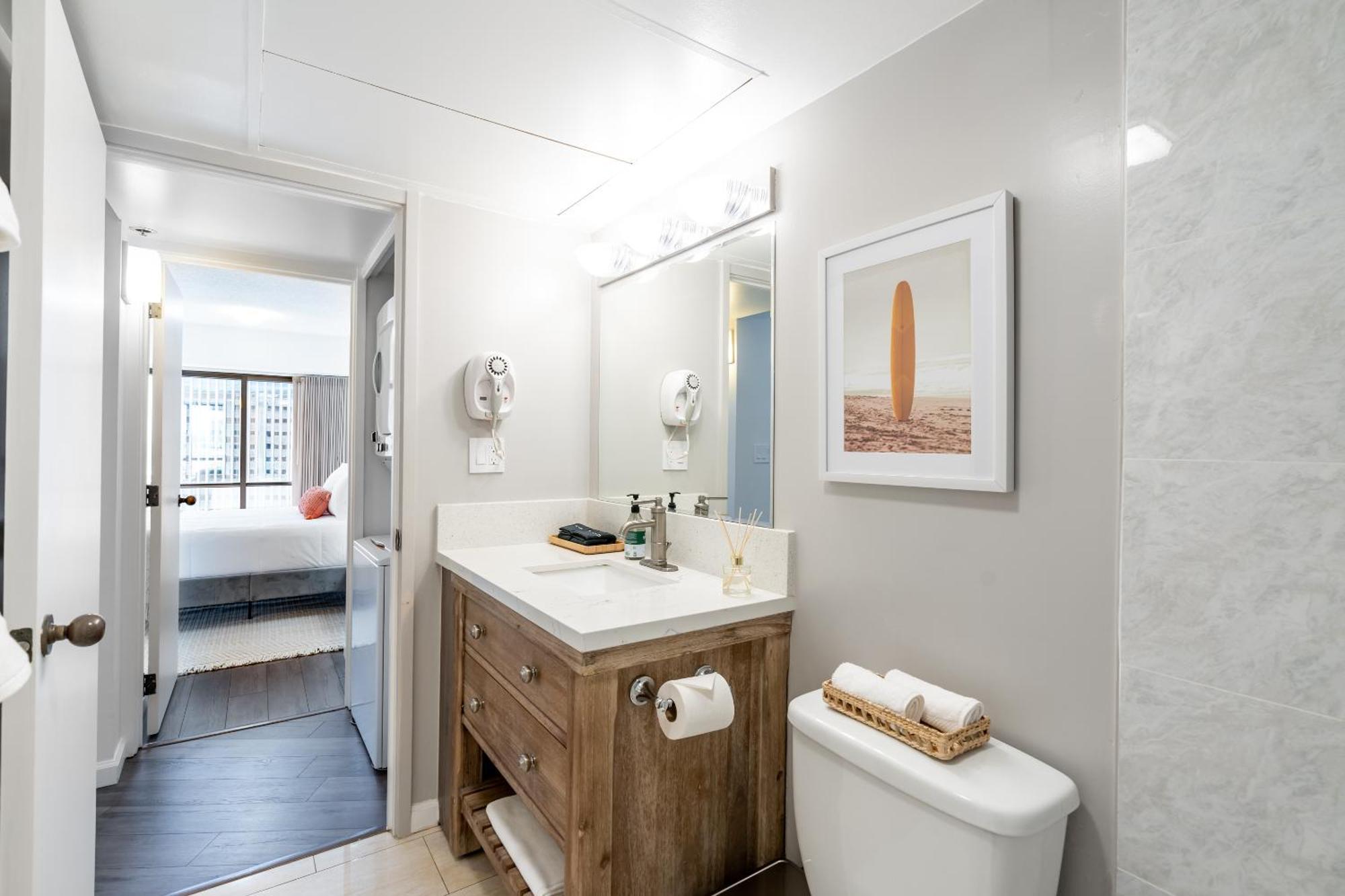 Downtown Skyview - 1bed&den- Free Parking Apartment *