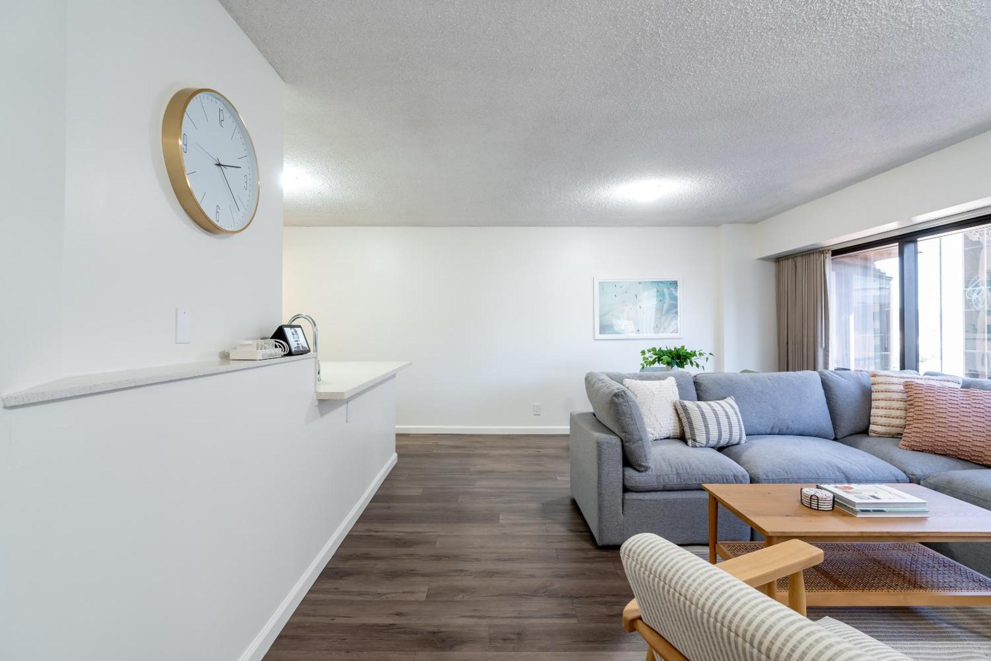 Apartment Downtown Skyview - 1bed&den- Free Parking