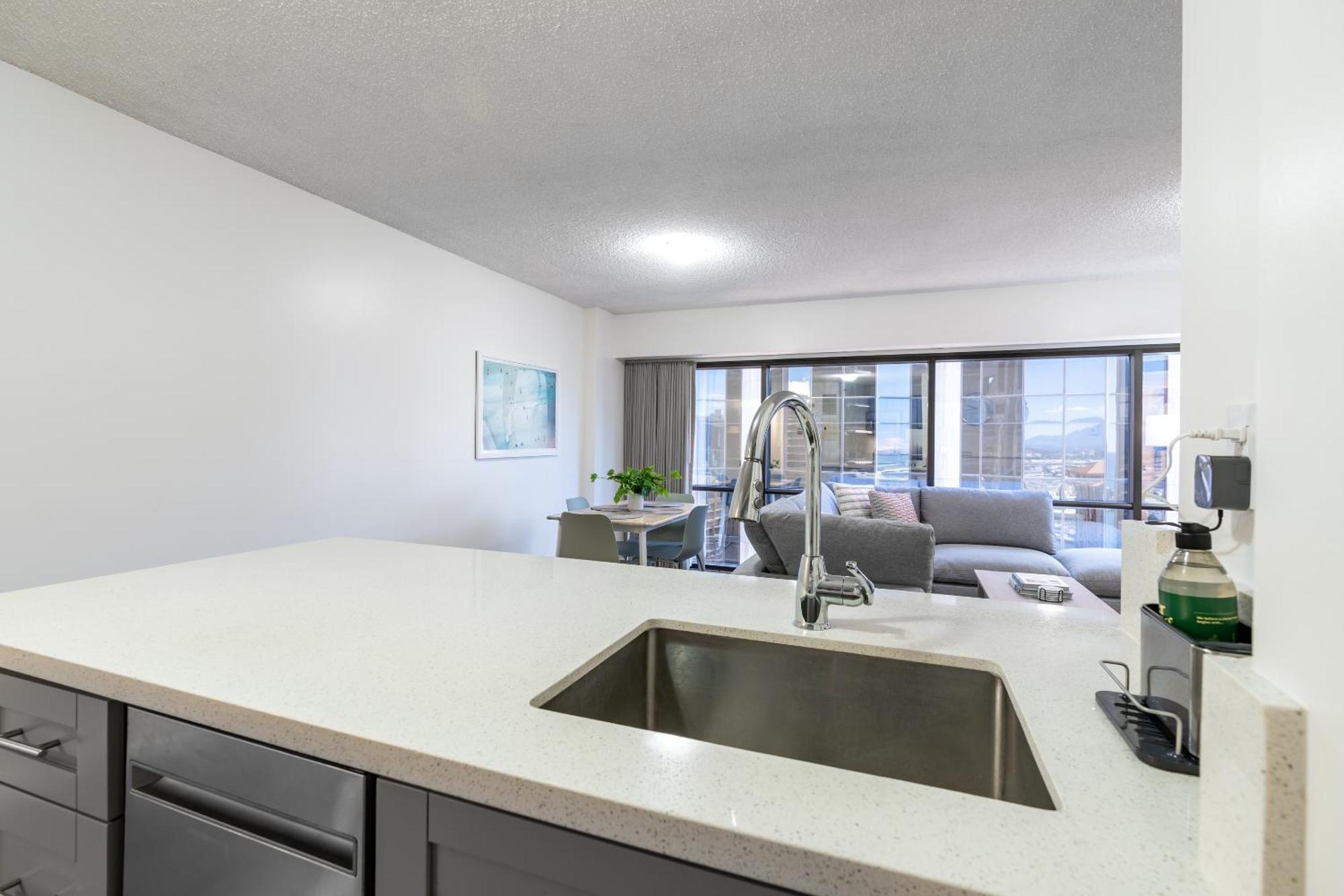 Downtown Skyview - 1bed&den- Free Parking Apartment
