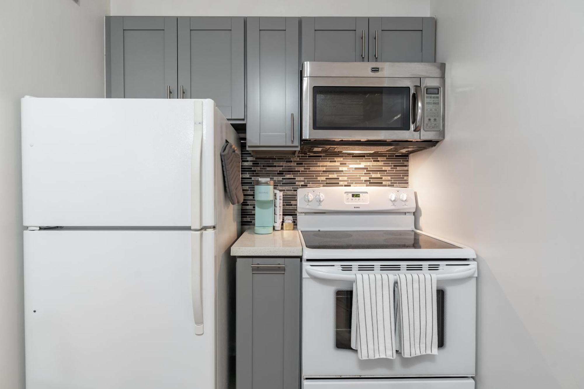 Downtown Skyview - 1bed&den- Free Parking