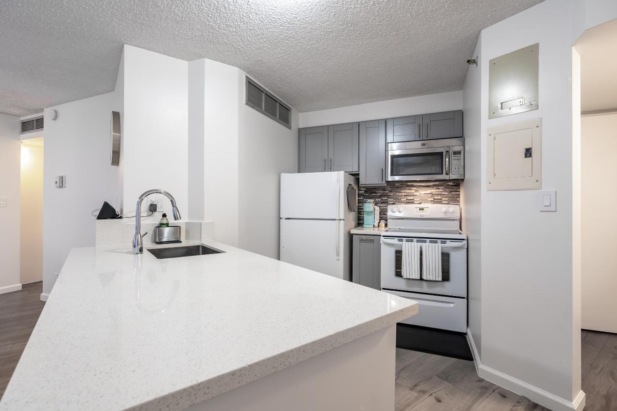 Downtown Skyview - 1bed&den- Free Parking Apartment *