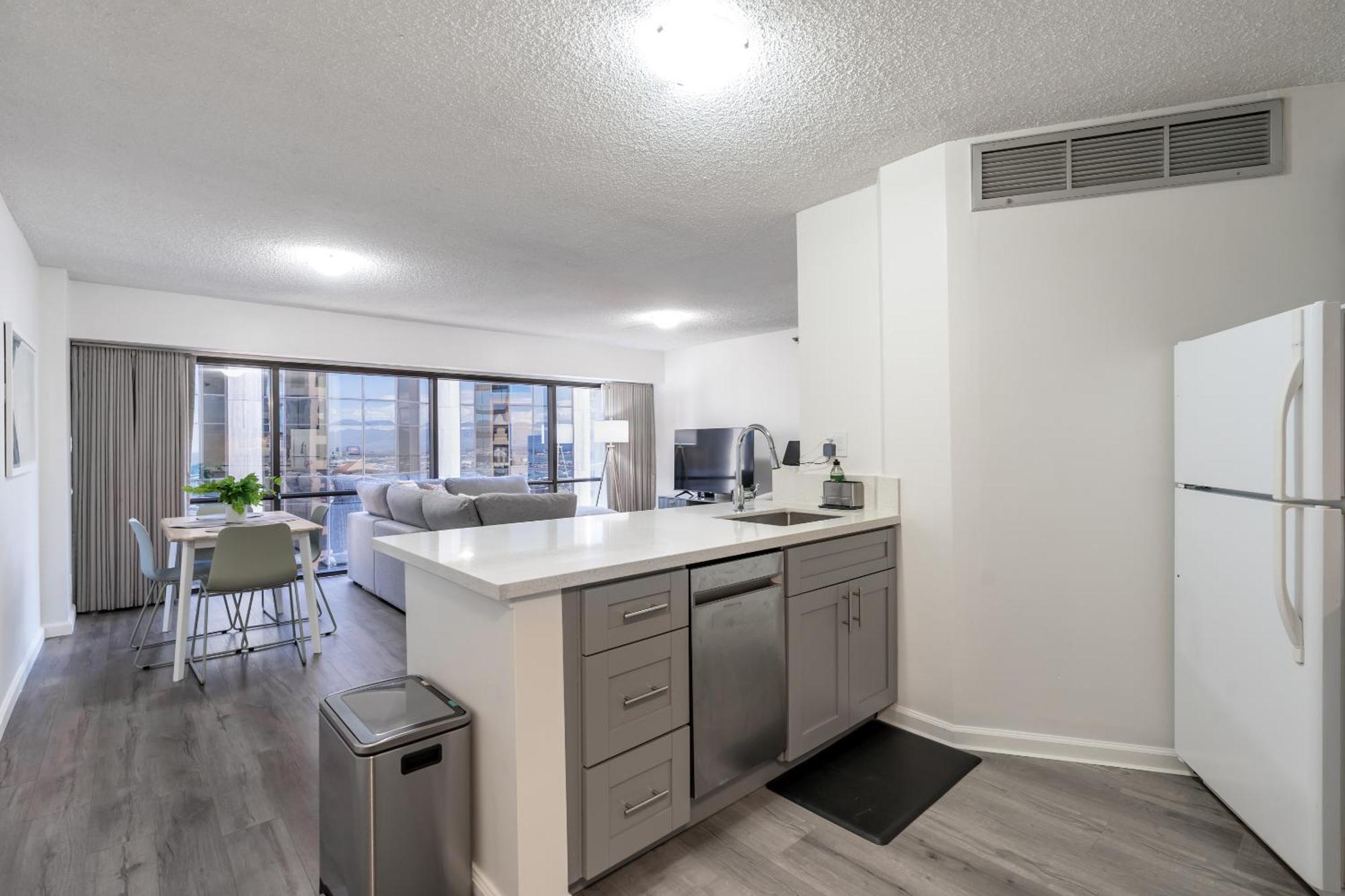 Downtown Skyview - 1bed&den- Free Parking Apartment *
