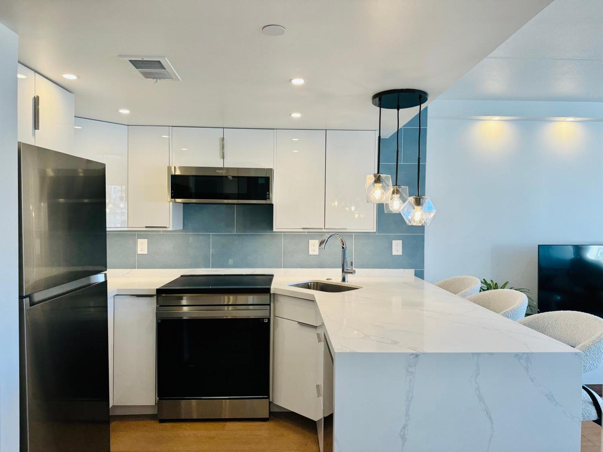 Panoramic Oceanview - Full Kitchen In Each Room, 2 Swimming Pools, Onsite Restaurants, Fireworks Every Friday * Honolulu