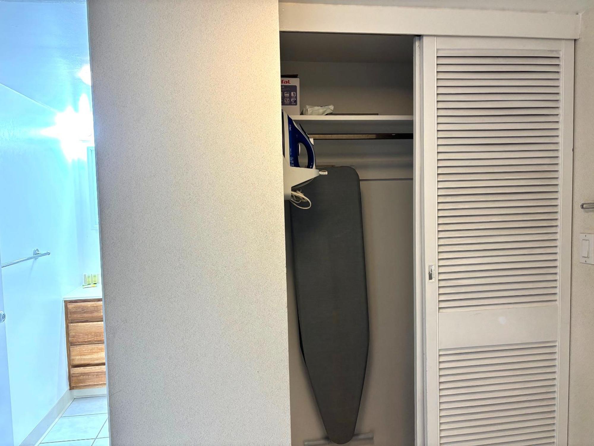 Ilikai 1042 - Spacious With Ocean-lagoon Views