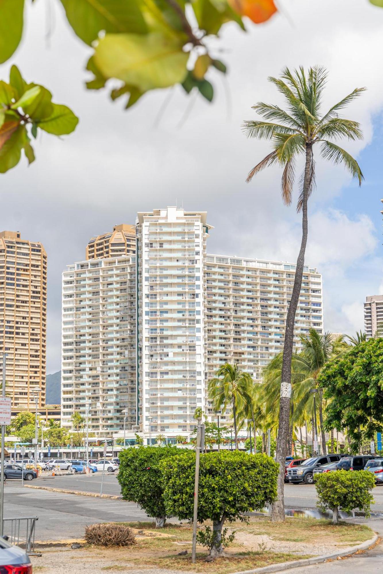 Upscale 2br & 2ba Ocean View In Waikiki With Parking! Apartment *