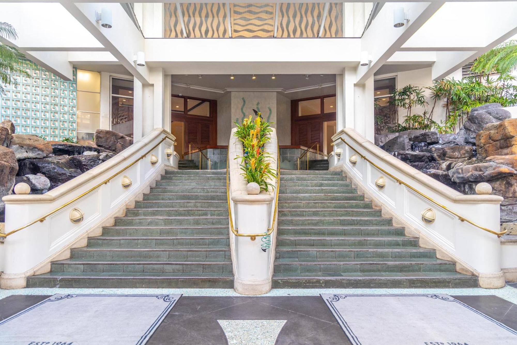 Apartment Upscale 2br & 2ba Ocean View In Waikiki With Parking! *
