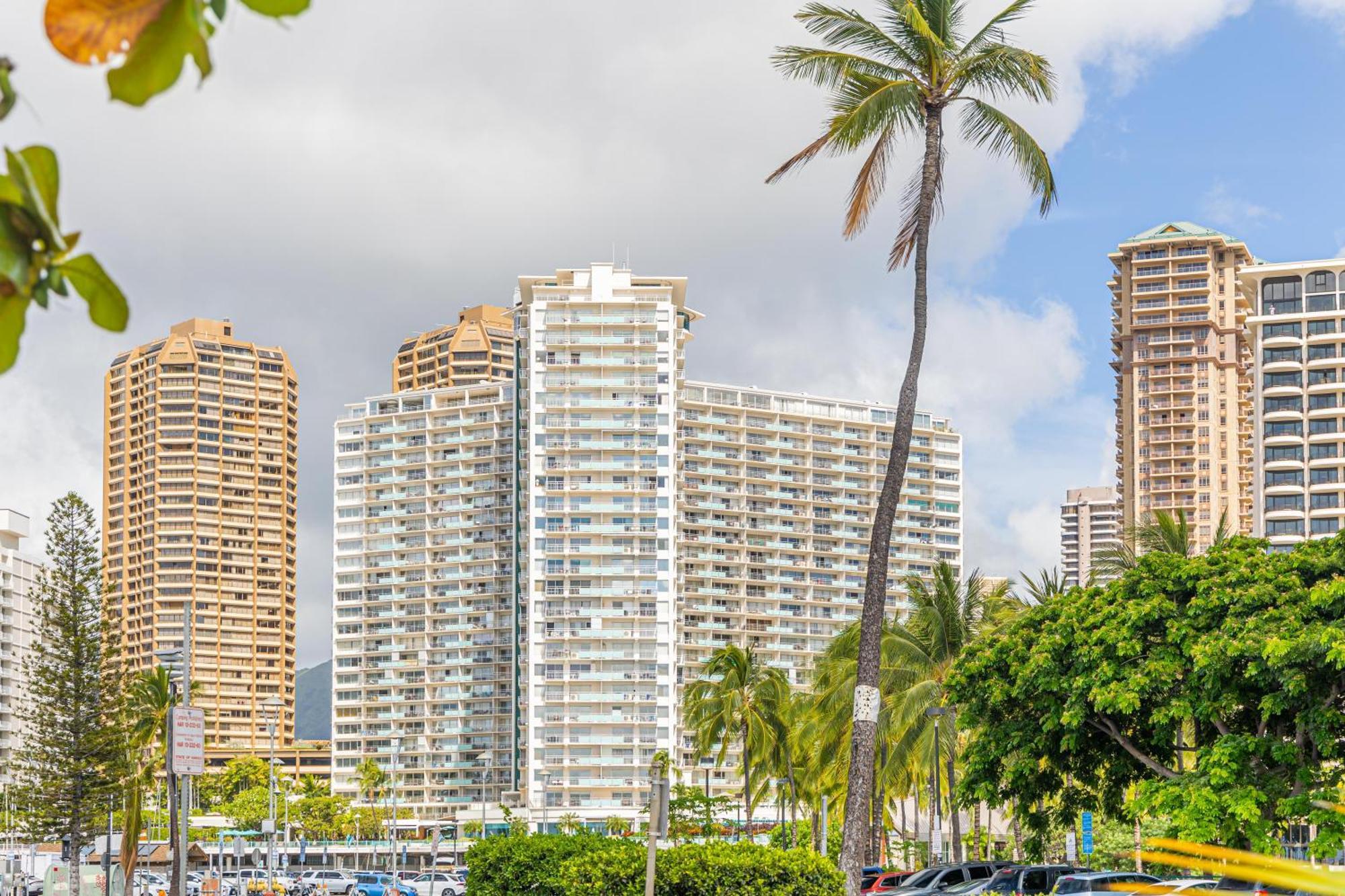 Upscale 2br & 2ba Ocean View In Waikiki With Parking! Apartment Honolulu