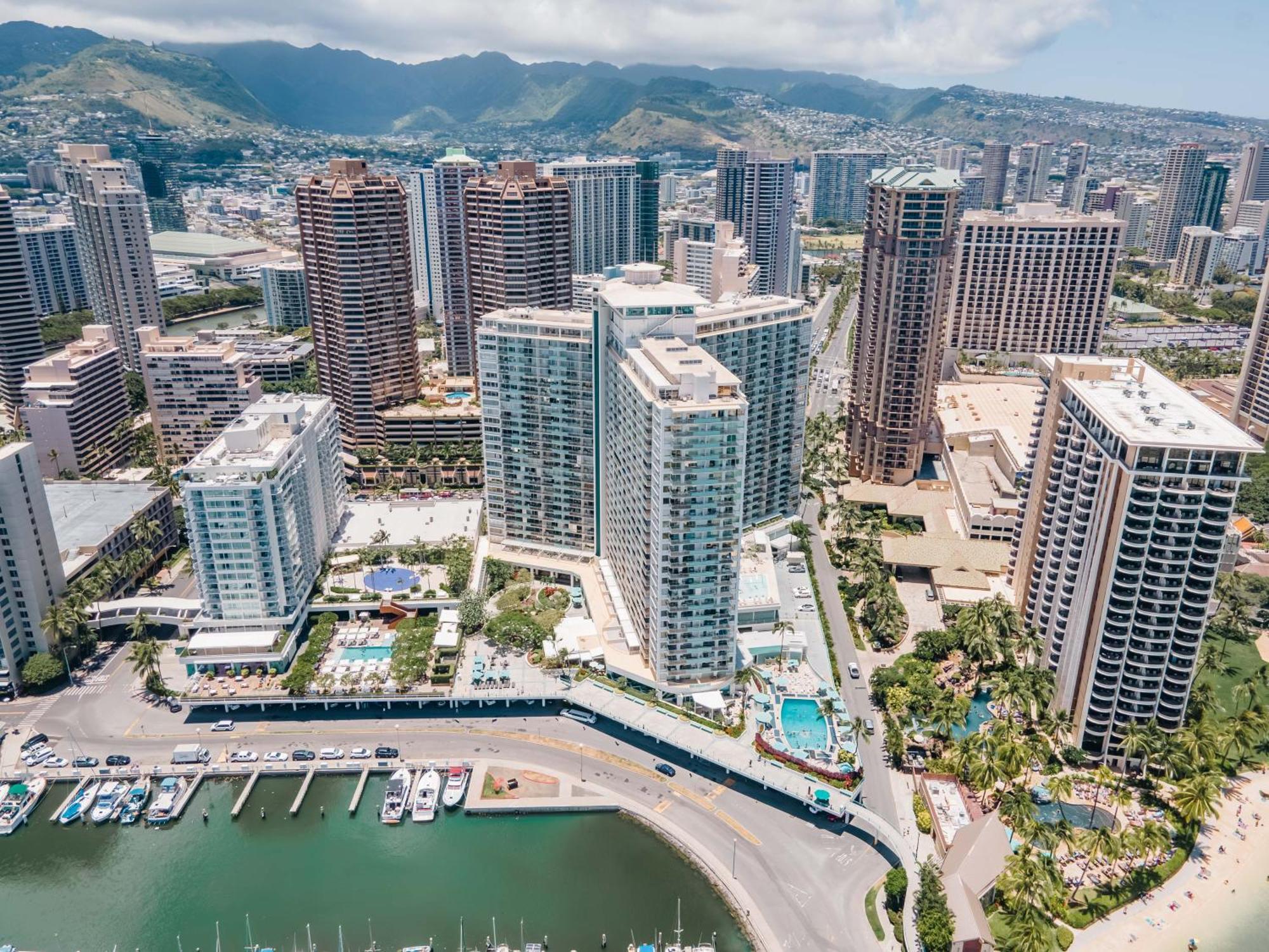 Apartment Upscale 2br & 2ba Ocean View In Waikiki With Parking!