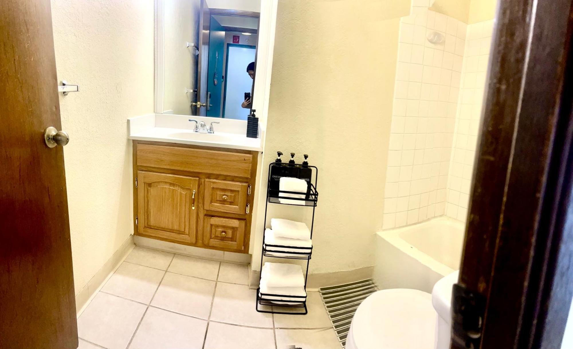 Ocean Canal Mountain View Steps From Waikiki 6person Apartment