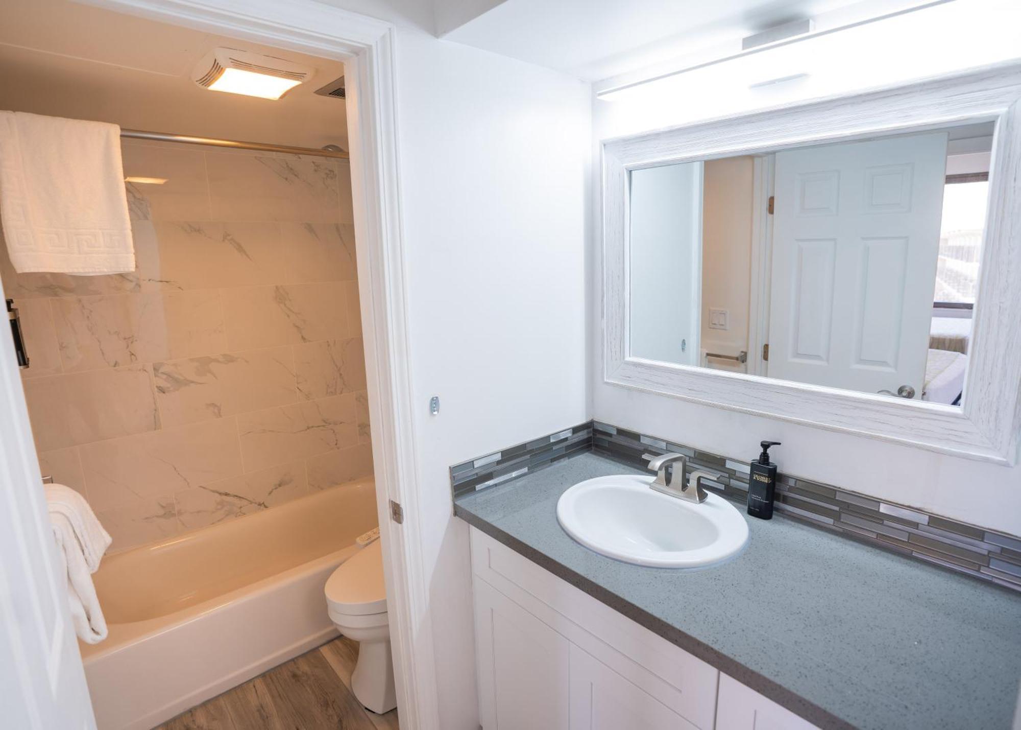 Waikiki Banyan Located One Block From Waikiki Beach! *