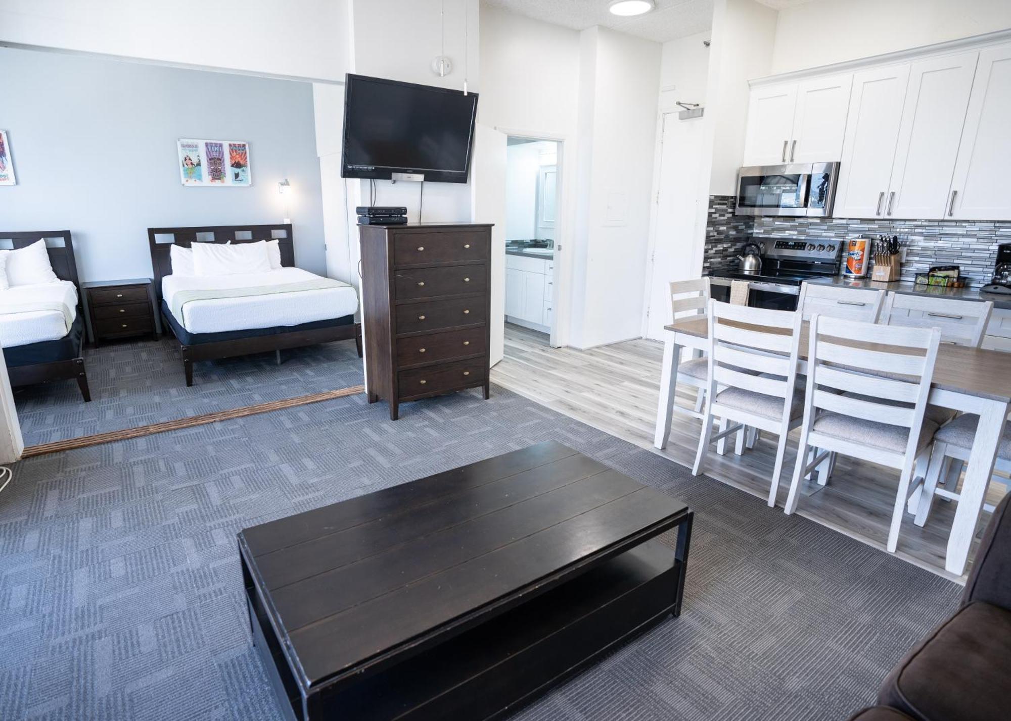 Waikiki Banyan Located One Block From Waikiki Beach! * Honolulu