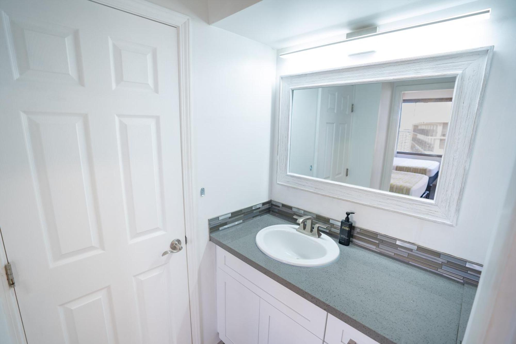 Waikiki Banyan Located One Block From Waikiki Beach! Apartment