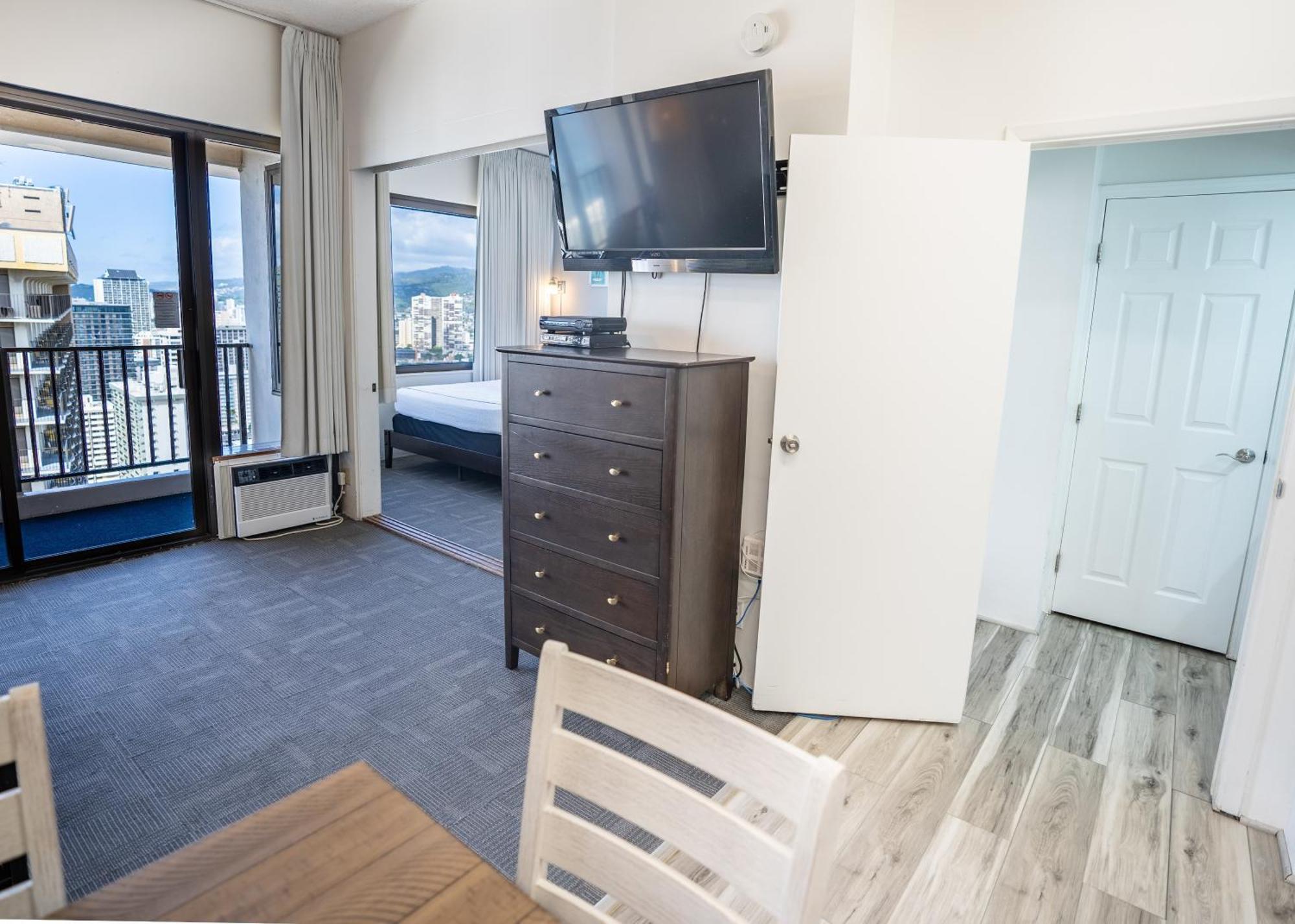Apartment Waikiki Banyan Located One Block From Waikiki Beach!