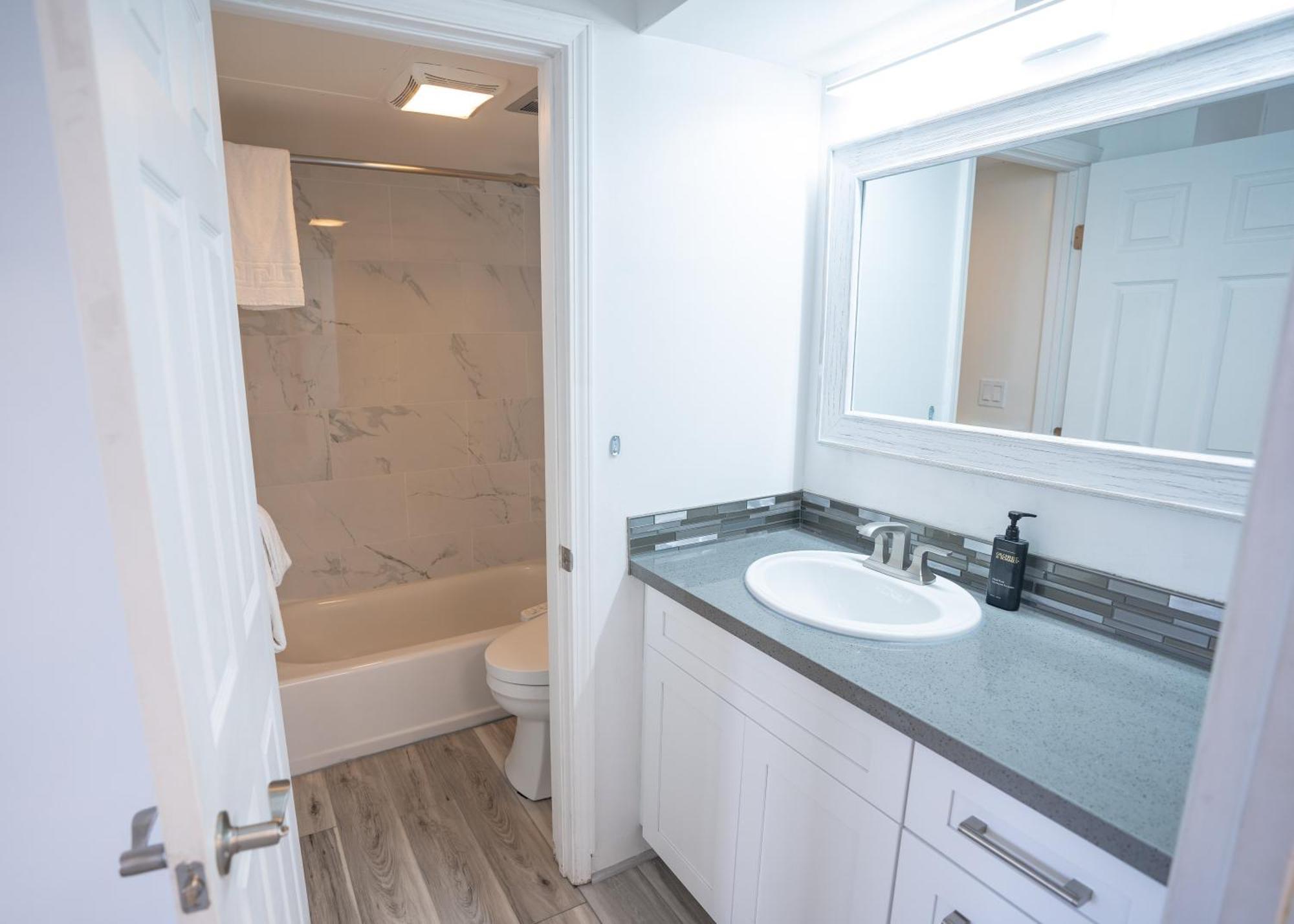 Waikiki Banyan Located One Block From Waikiki Beach! Apartment *