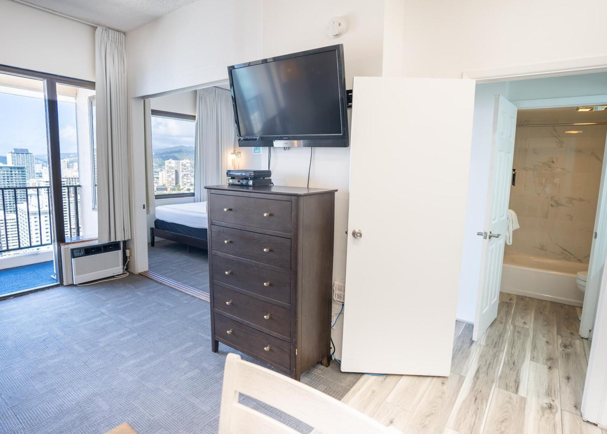 Apartment Waikiki Banyan Located One Block From Waikiki Beach! *