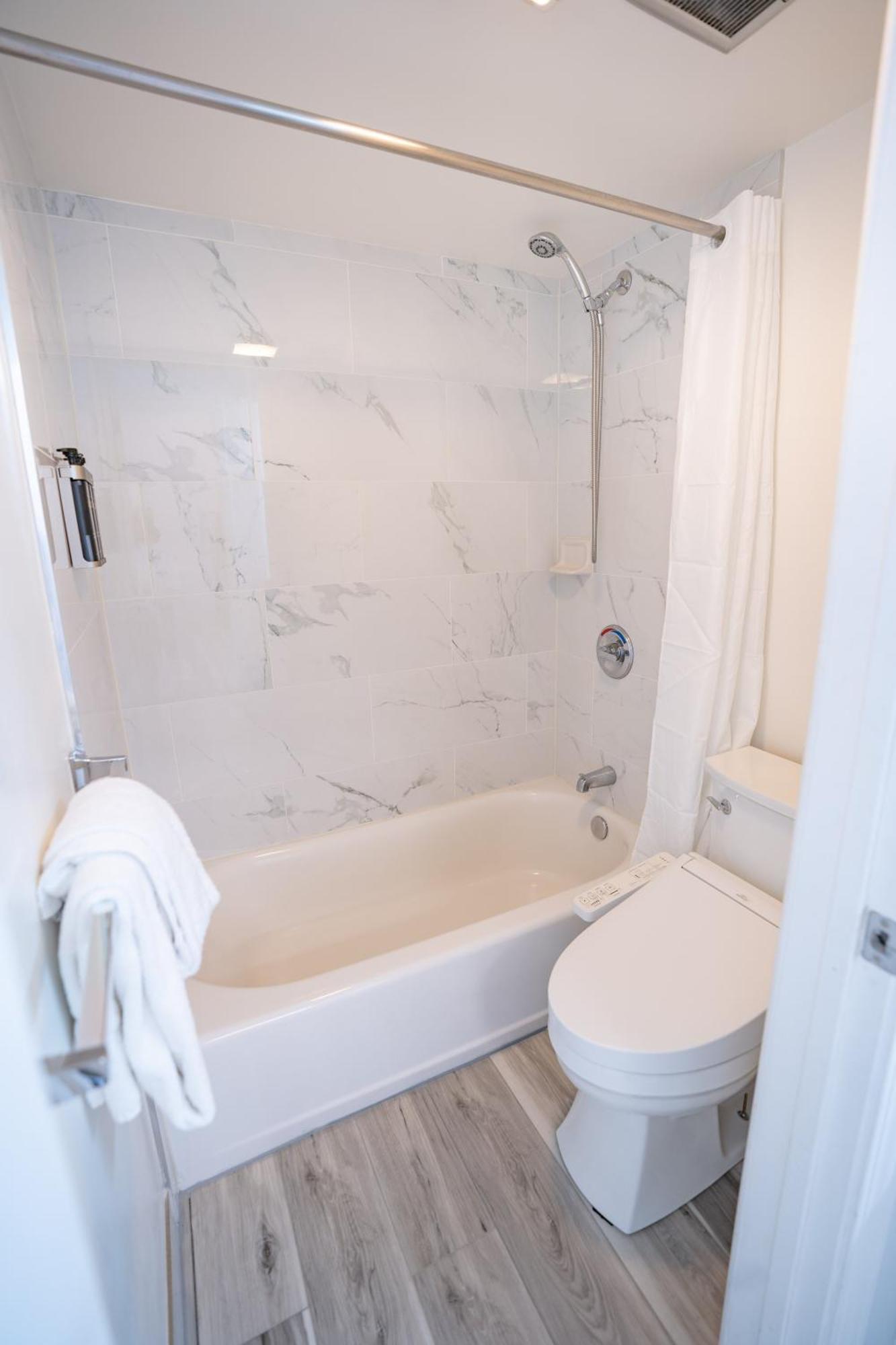 Apartment Waikiki Banyan Located One Block From Waikiki Beach! Honolulu
