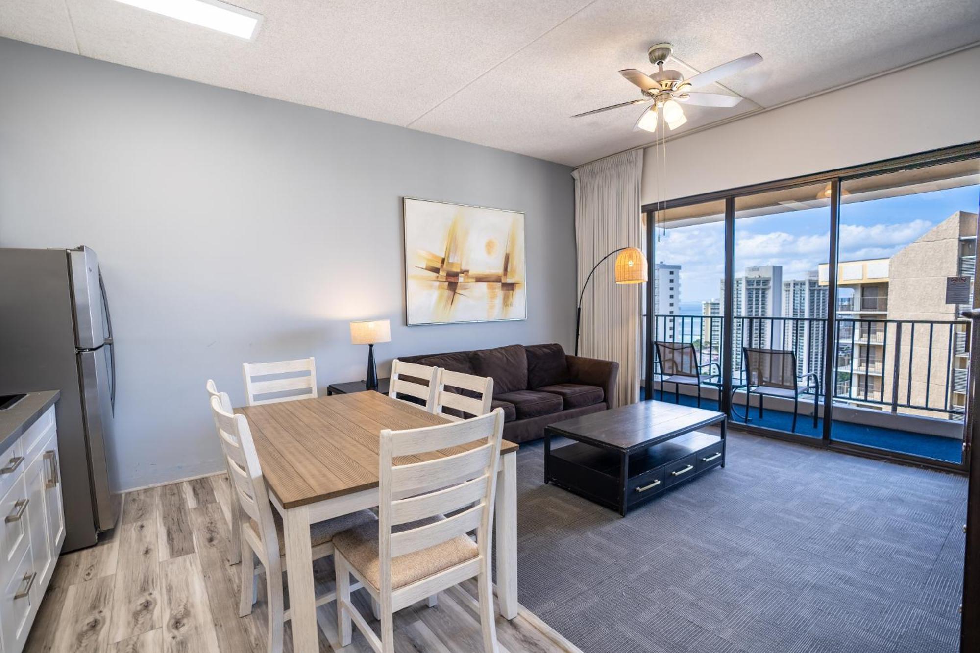 Apartment Waikiki Banyan Located One Block From Waikiki Beach! Honolulu