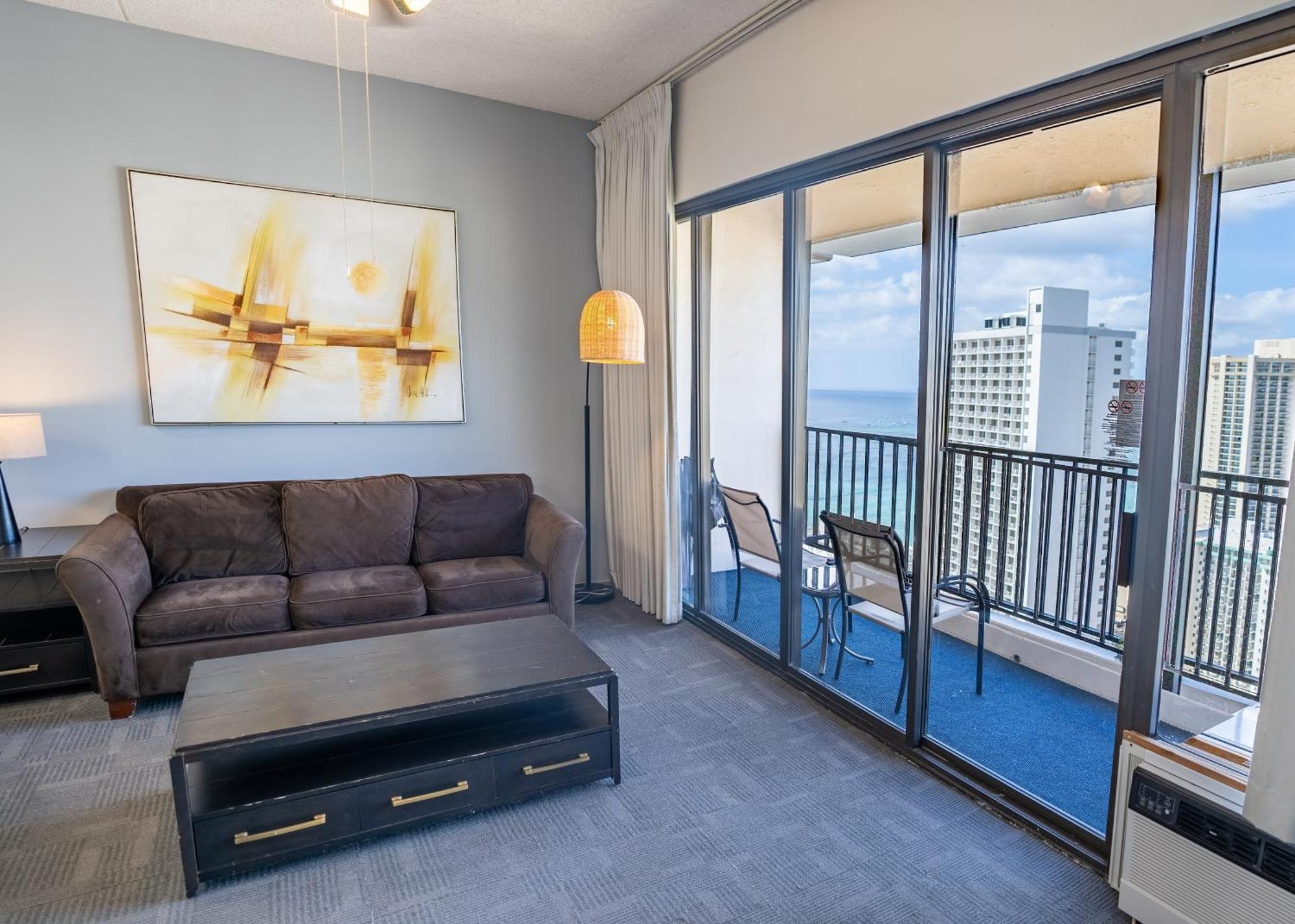 Waikiki Banyan Located One Block From Waikiki Beach! Apartment