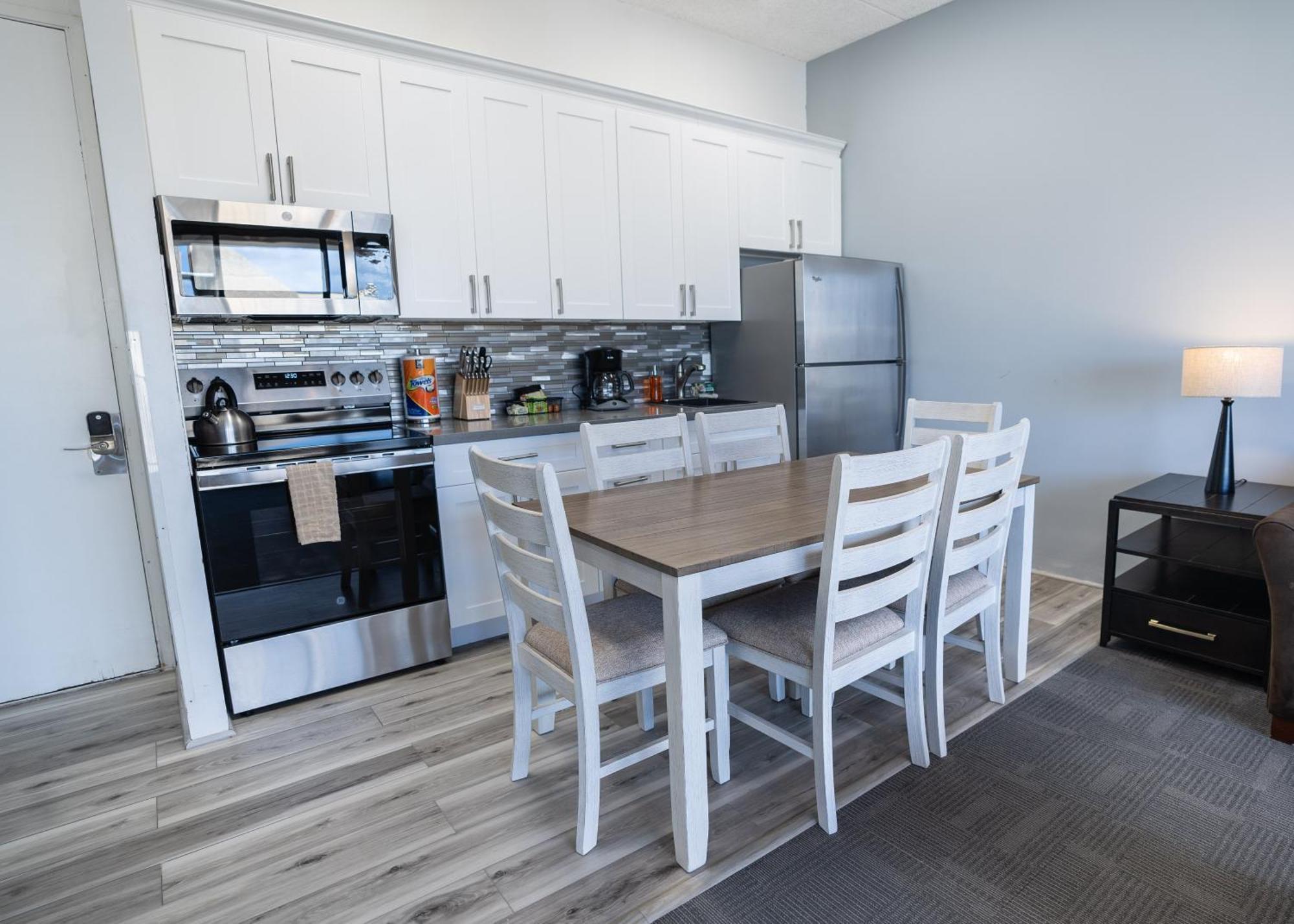 Apartment Waikiki Banyan Located One Block From Waikiki Beach! *