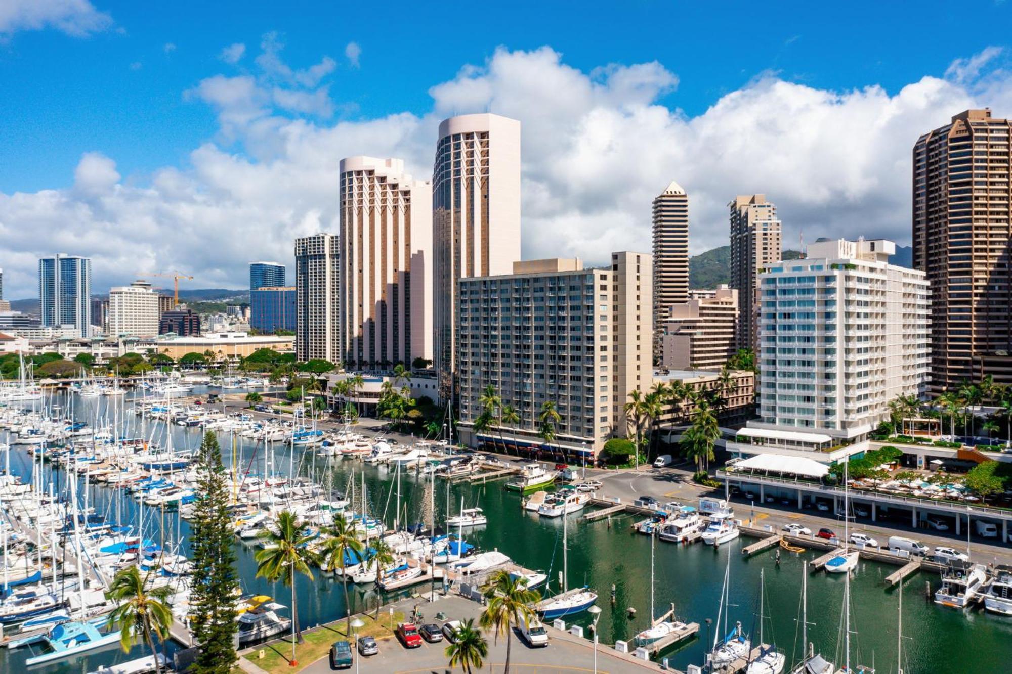 Oceanfront Renovated Getaway In Waikiki Honolulu