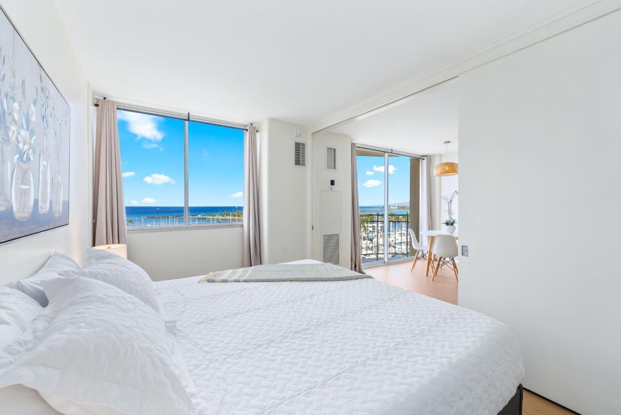 Oceanfront Renovated Getaway In Waikiki