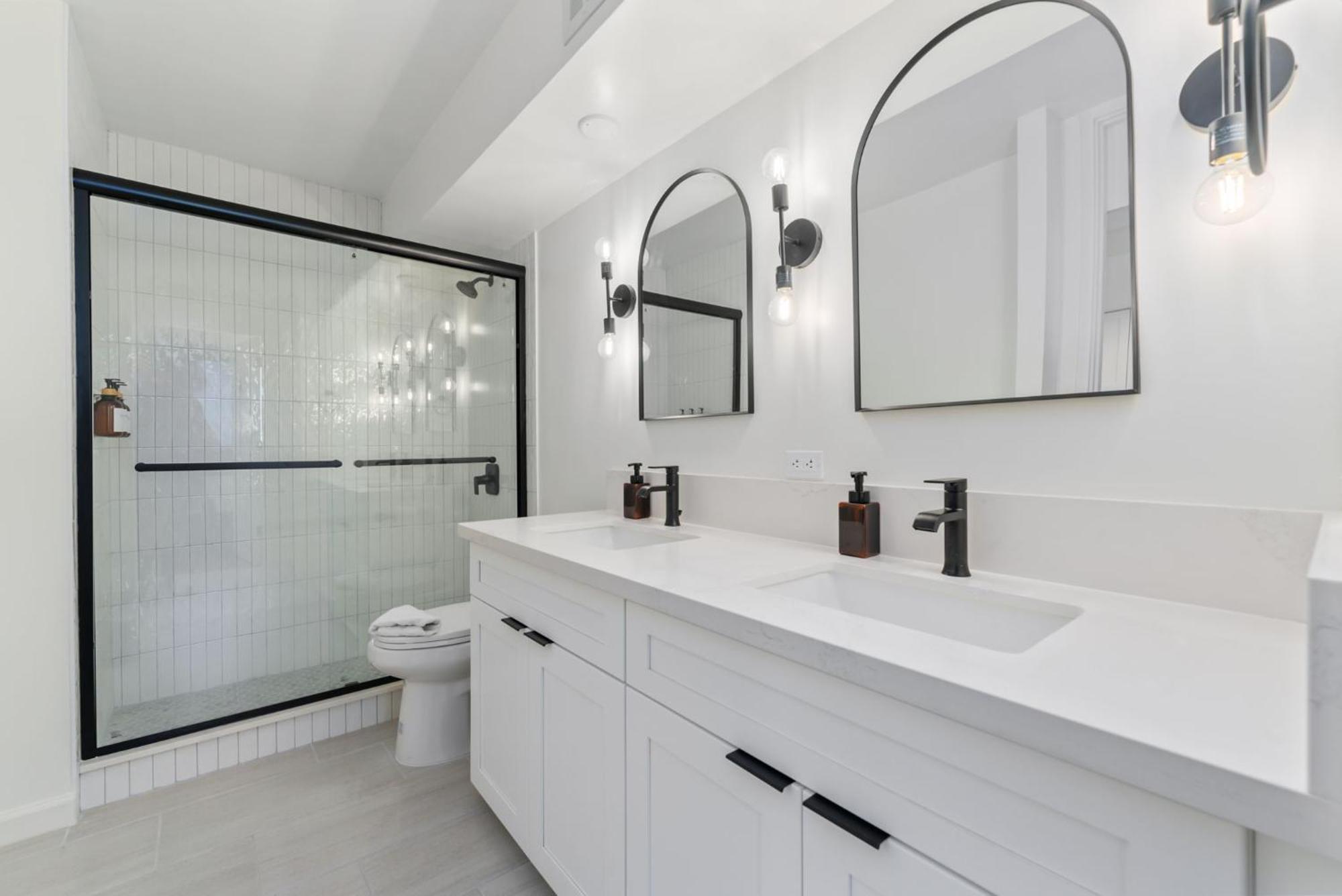 Oceanfront Renovated Getaway In Waikiki Apartment