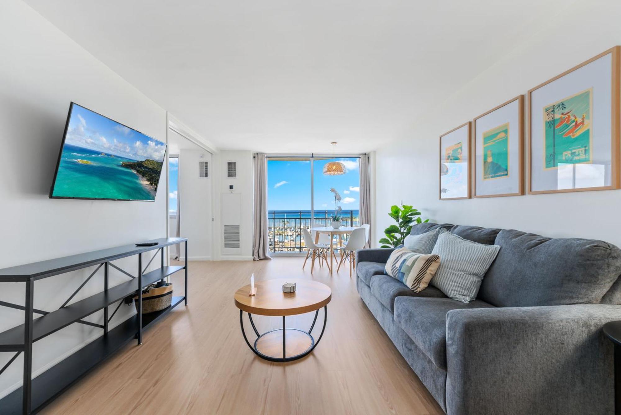 Oceanfront Renovated Getaway In Waikiki