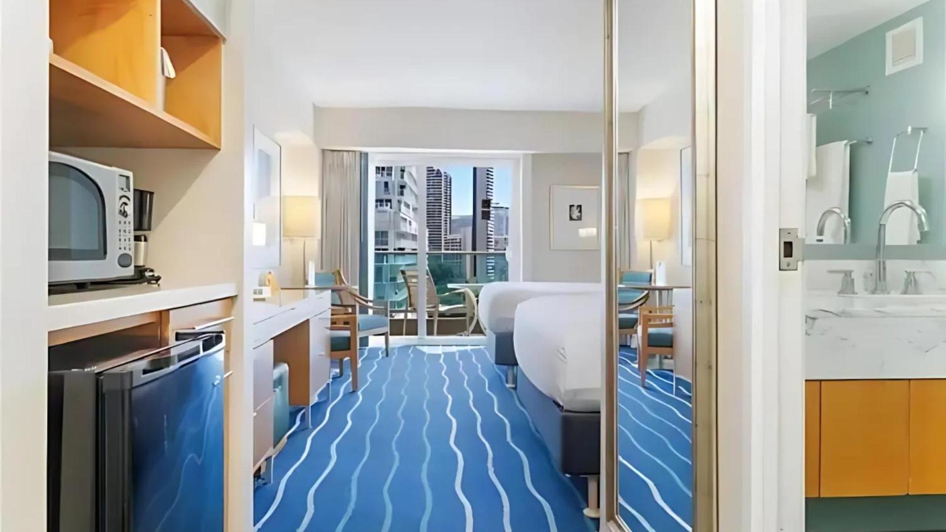 Ala Moana 10th Fl R8 Partial Ocean 2beds 4person