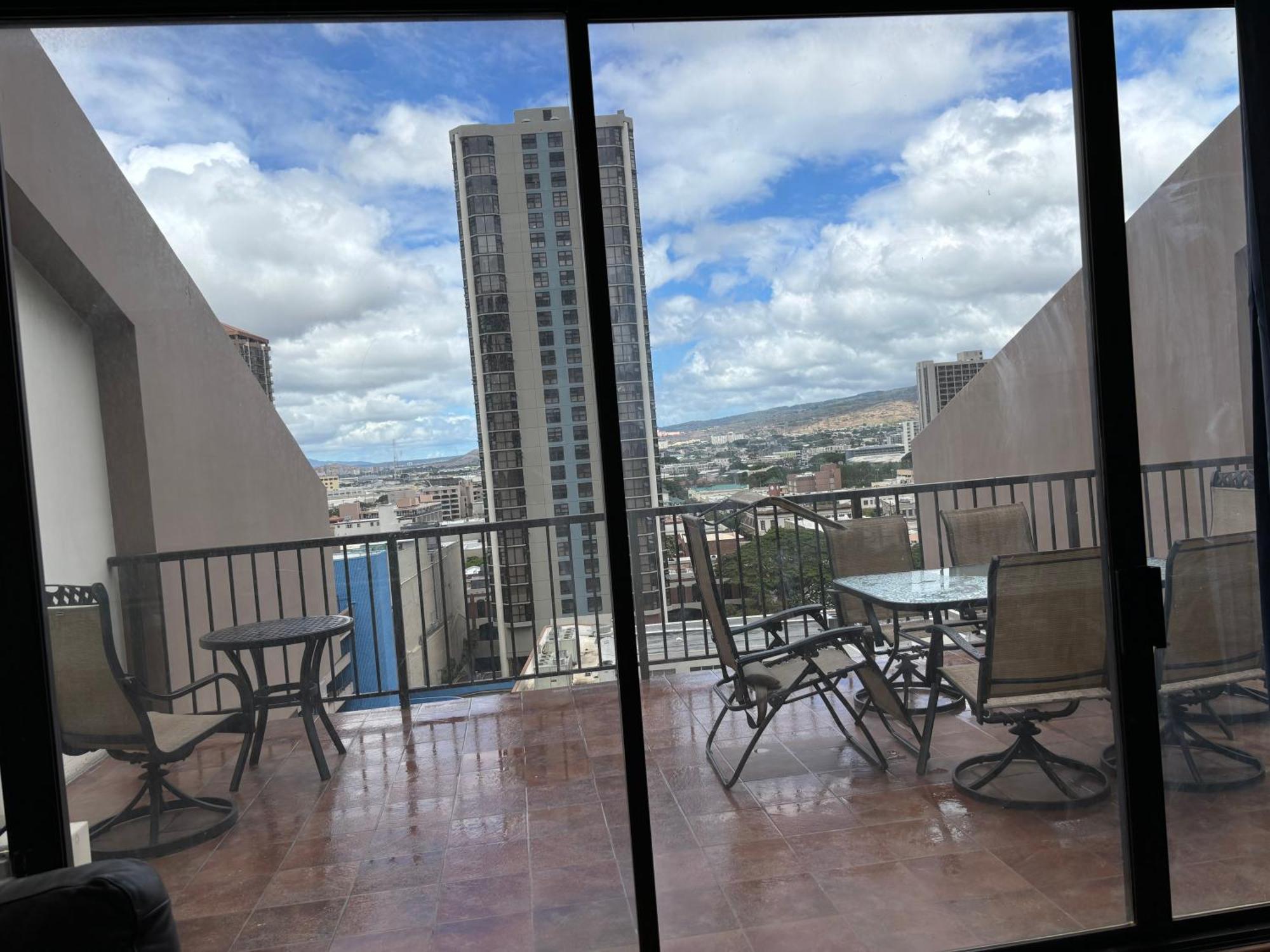 Downtown 2br Huge Patio Free Parking Wifi Apartment *