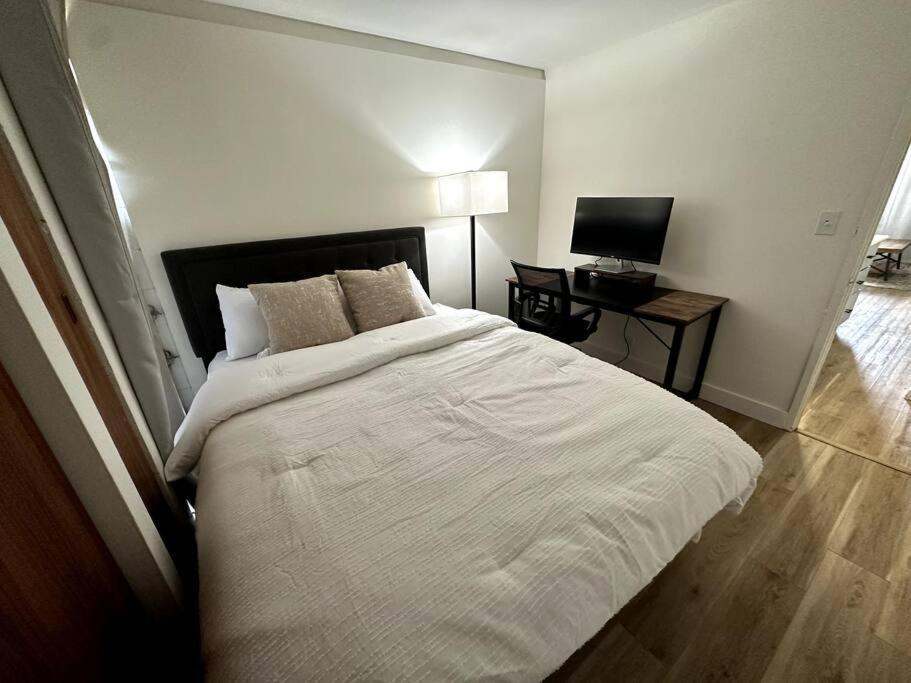 Apartment Cozy Centrally-located In - 30 Day Minimum *