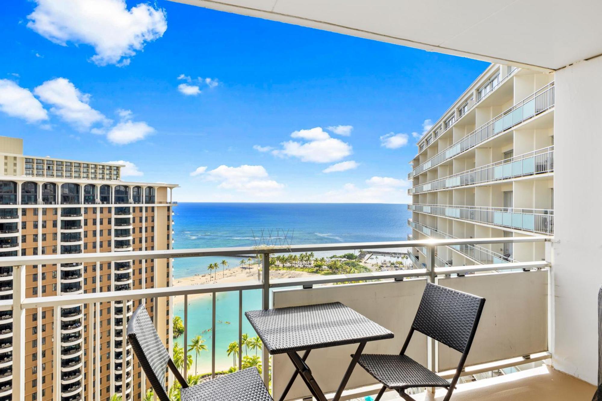 Breathtaking Ocean Views! Pool! Beach! Apartment *