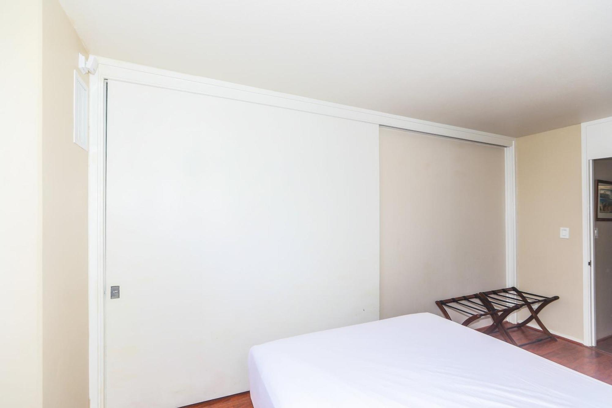 Ilikai Marina 682 Yacht Harbor View 1br Apartment